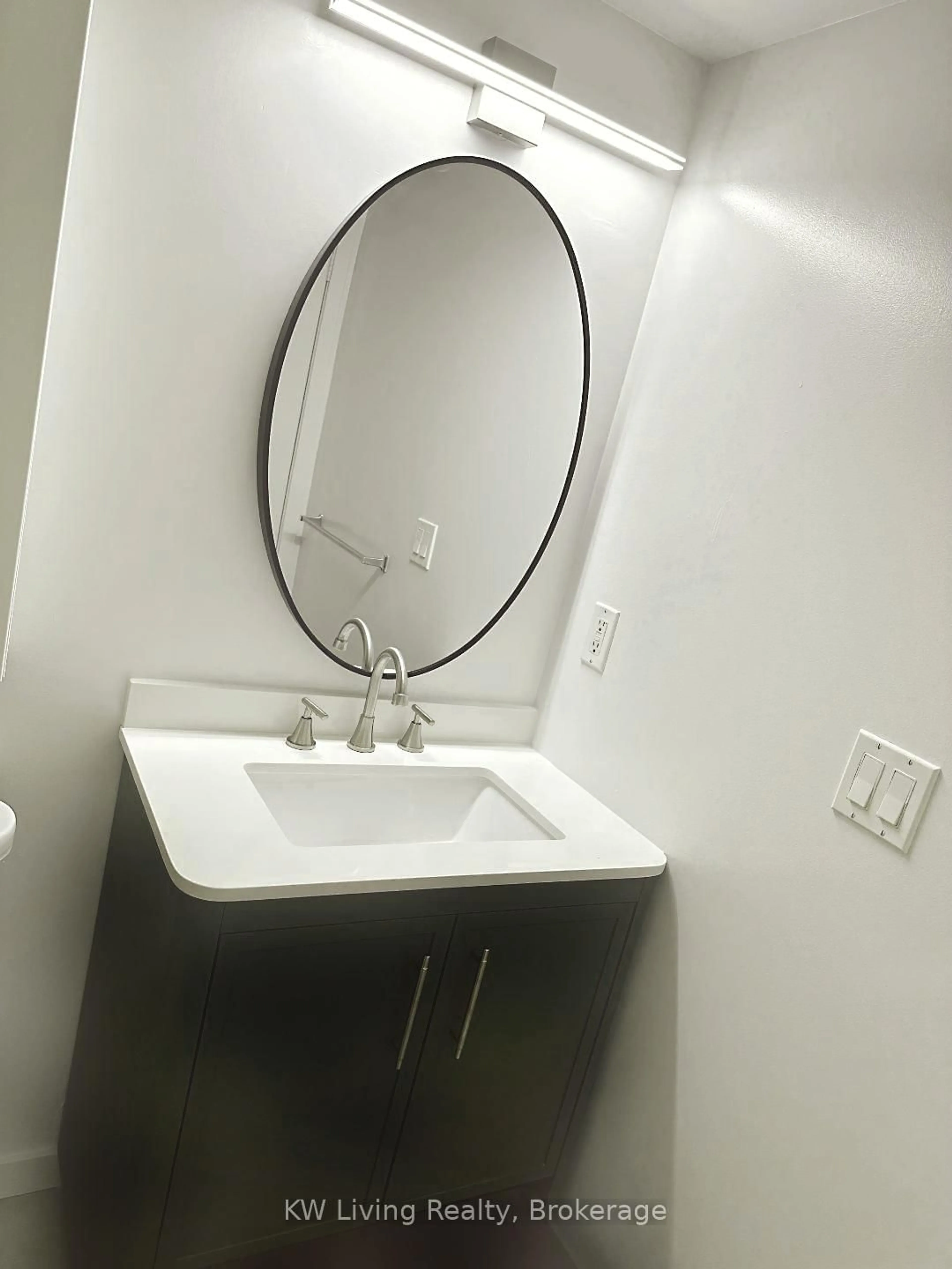 A pic of a room for 126 Simcoe St #1707, Toronto Ontario M5H 4E6