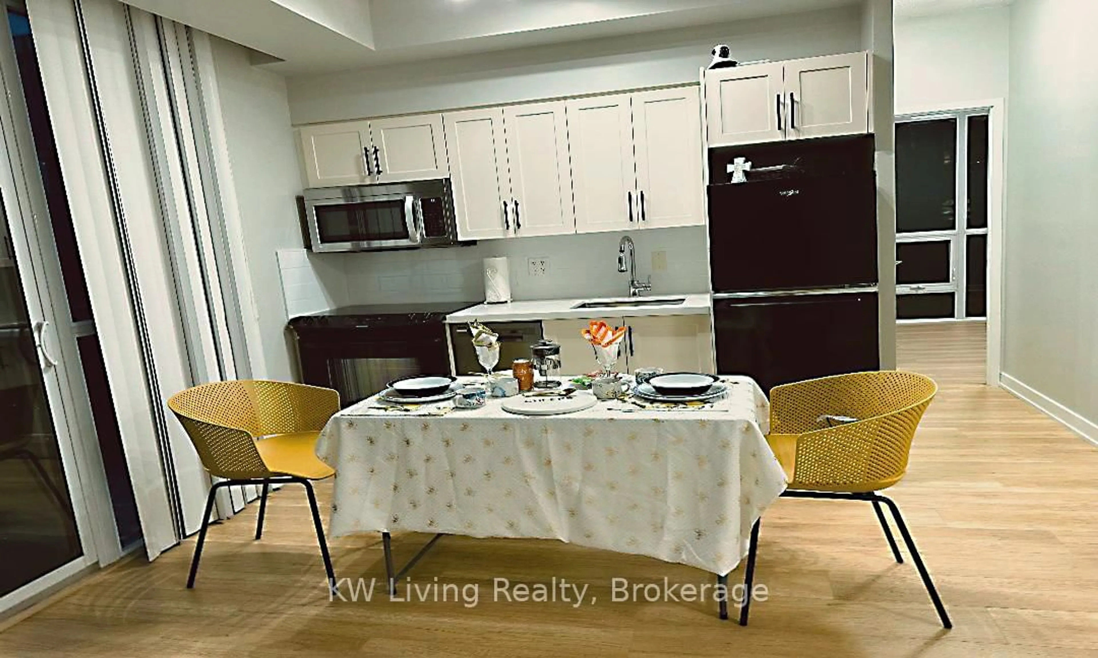 Dining room, ceramic/tile floor for 126 Simcoe St #1707, Toronto Ontario M5H 4E6