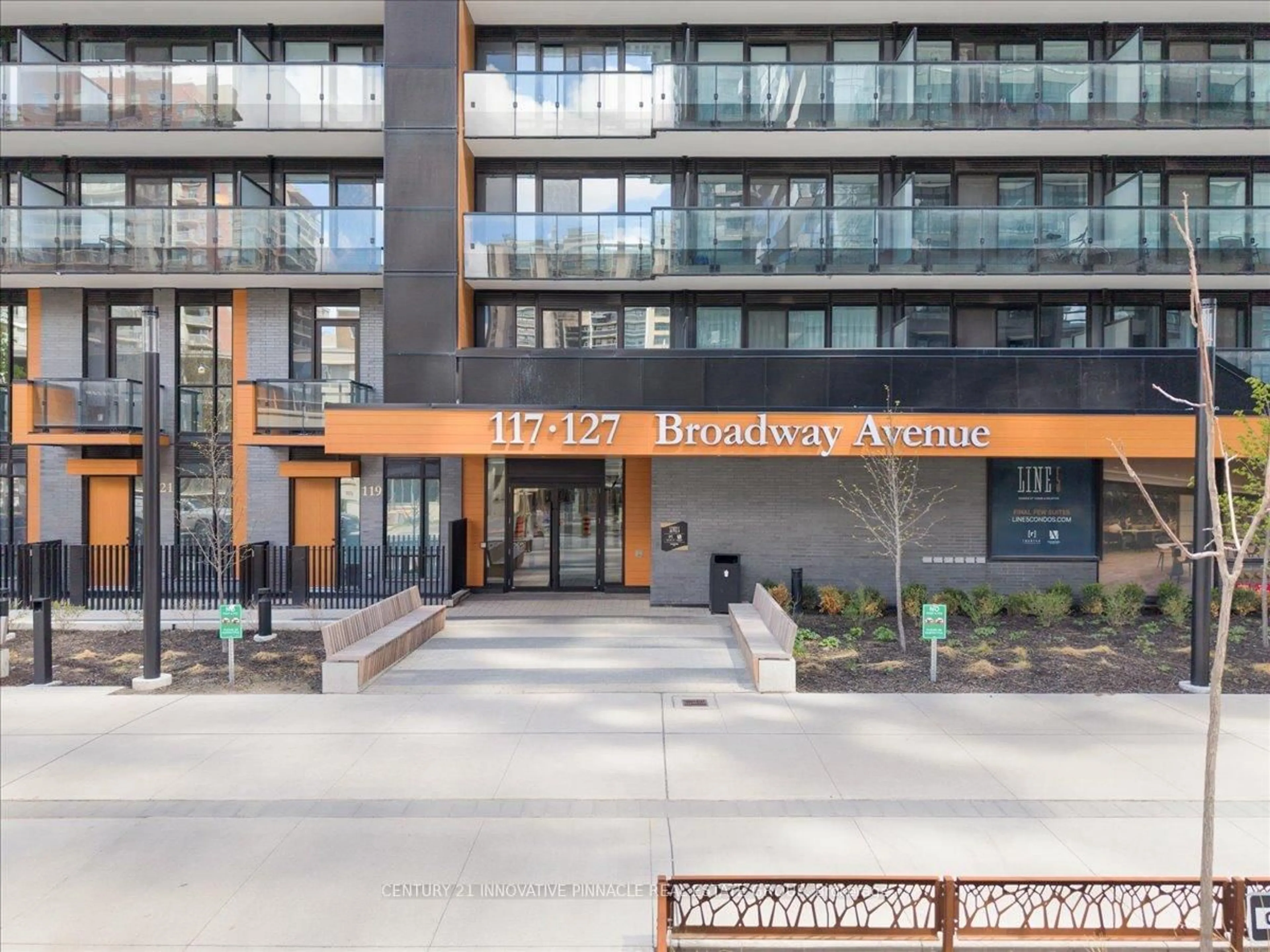 Indoor foyer for 127 Broadway Ave #513S, Toronto Ontario M4P 1V4
