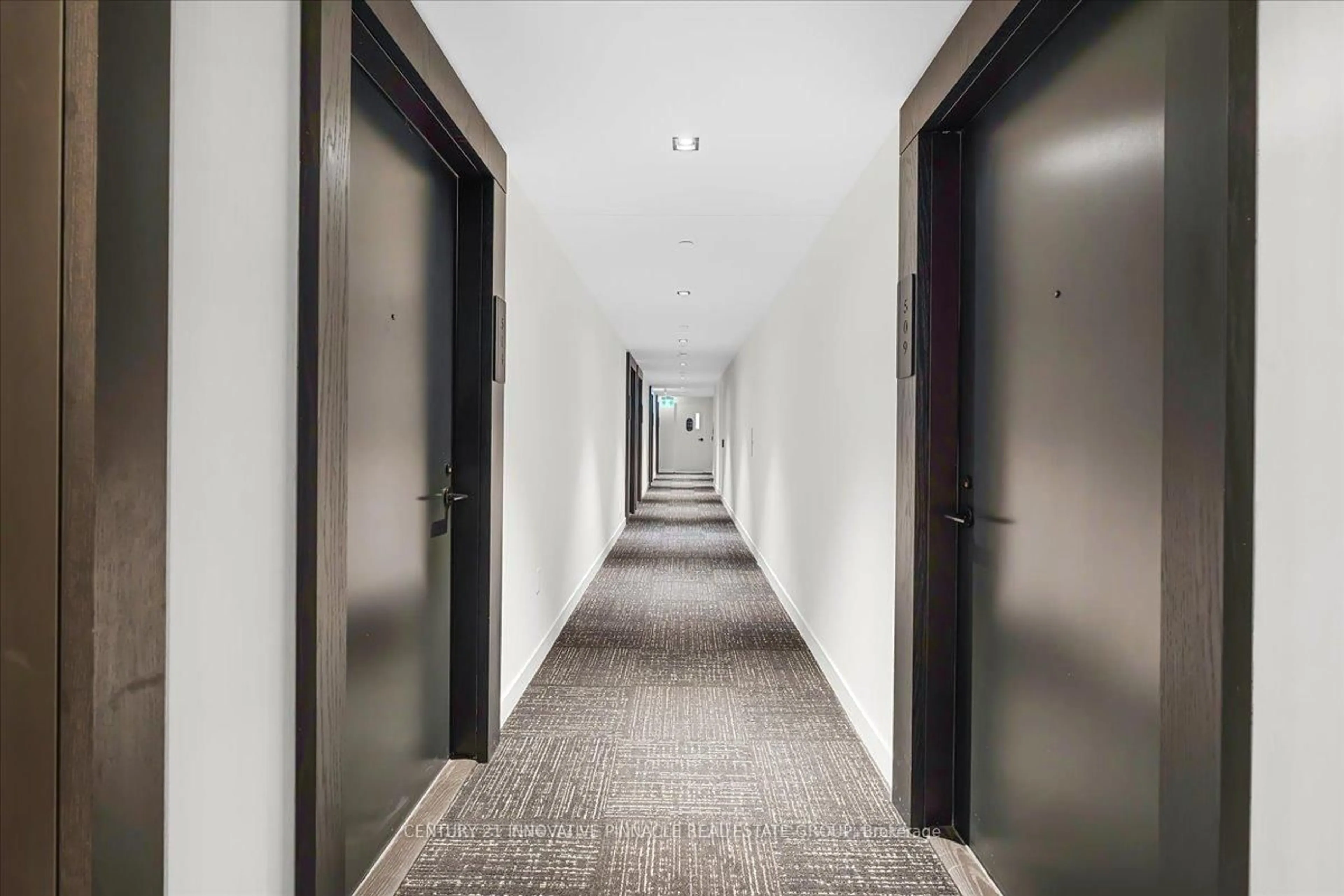 Indoor foyer for 127 Broadway Ave #513S, Toronto Ontario M4P 1V4