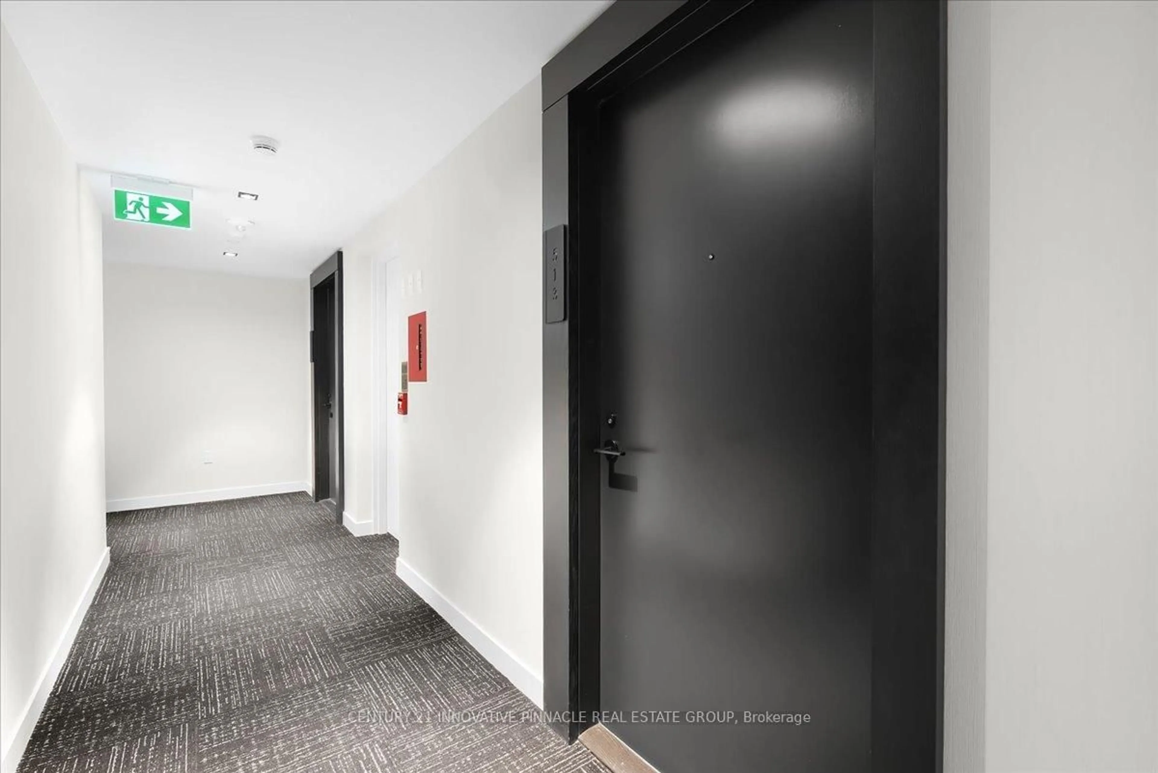 Indoor foyer for 127 Broadway Ave #513S, Toronto Ontario M4P 1V4