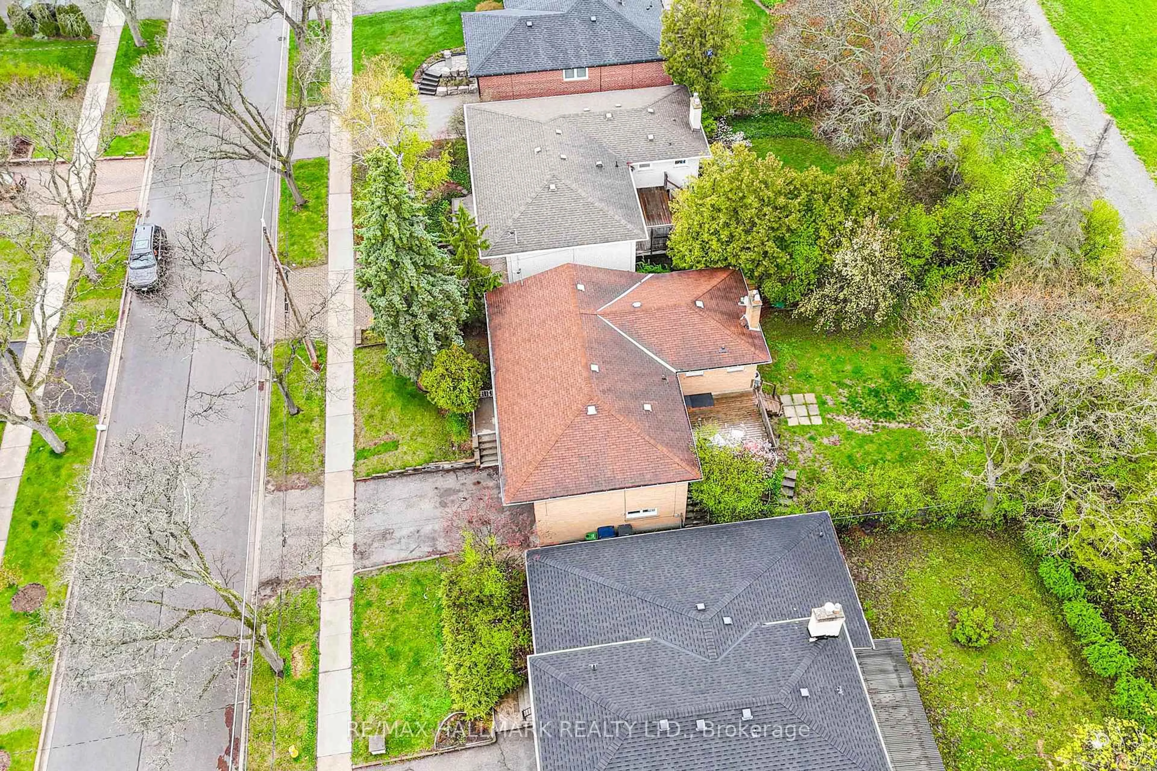 A pic from outside/outdoor area/front of a property/back of a property/a pic from drone, street for 54 Sawley Dr, Toronto Ontario M2K 2J5