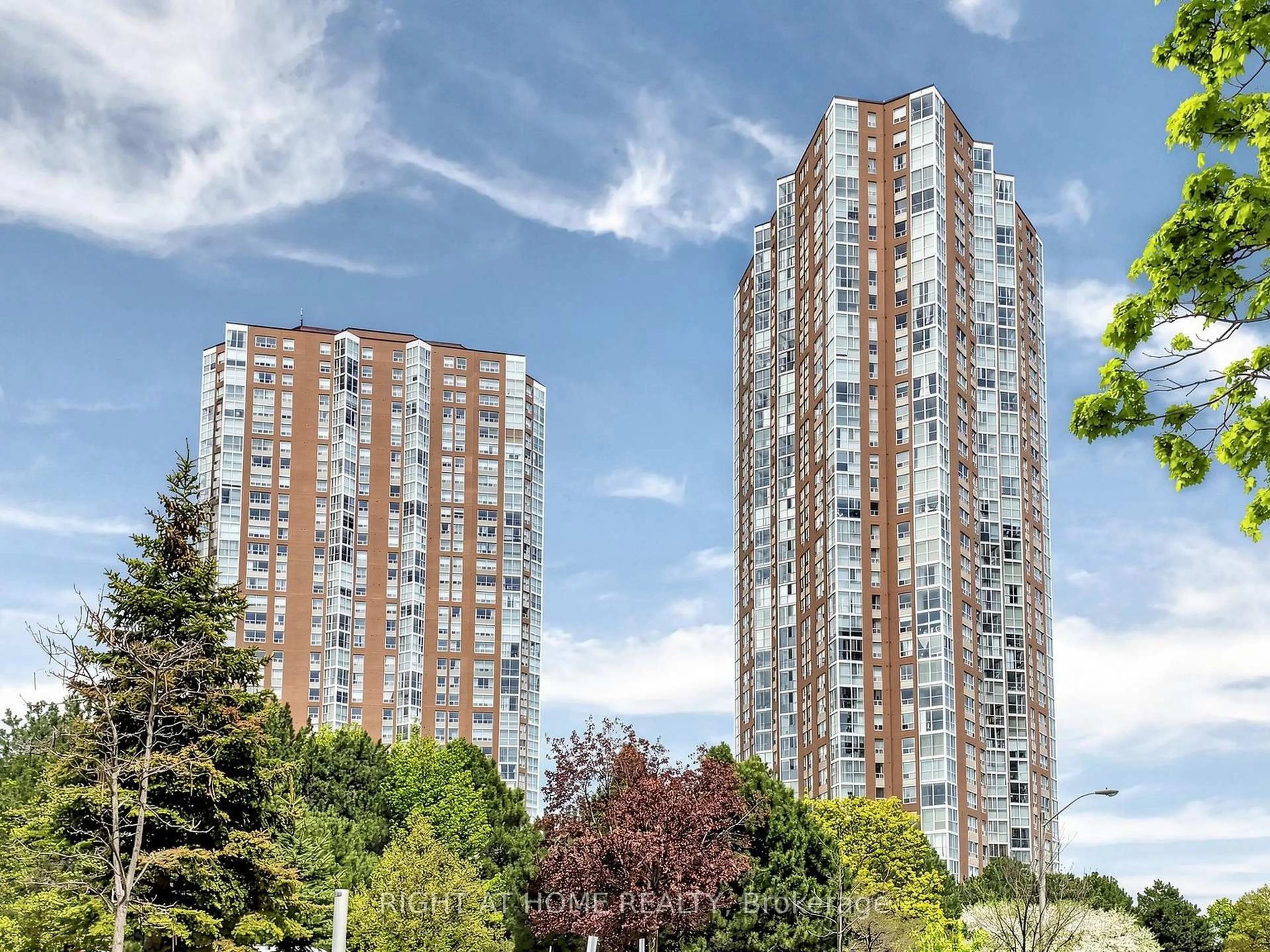 A pic from outside/outdoor area/front of a property/back of a property/a pic from drone, building for 5 Concorde Pl #505, Toronto Ontario M3C 3M8