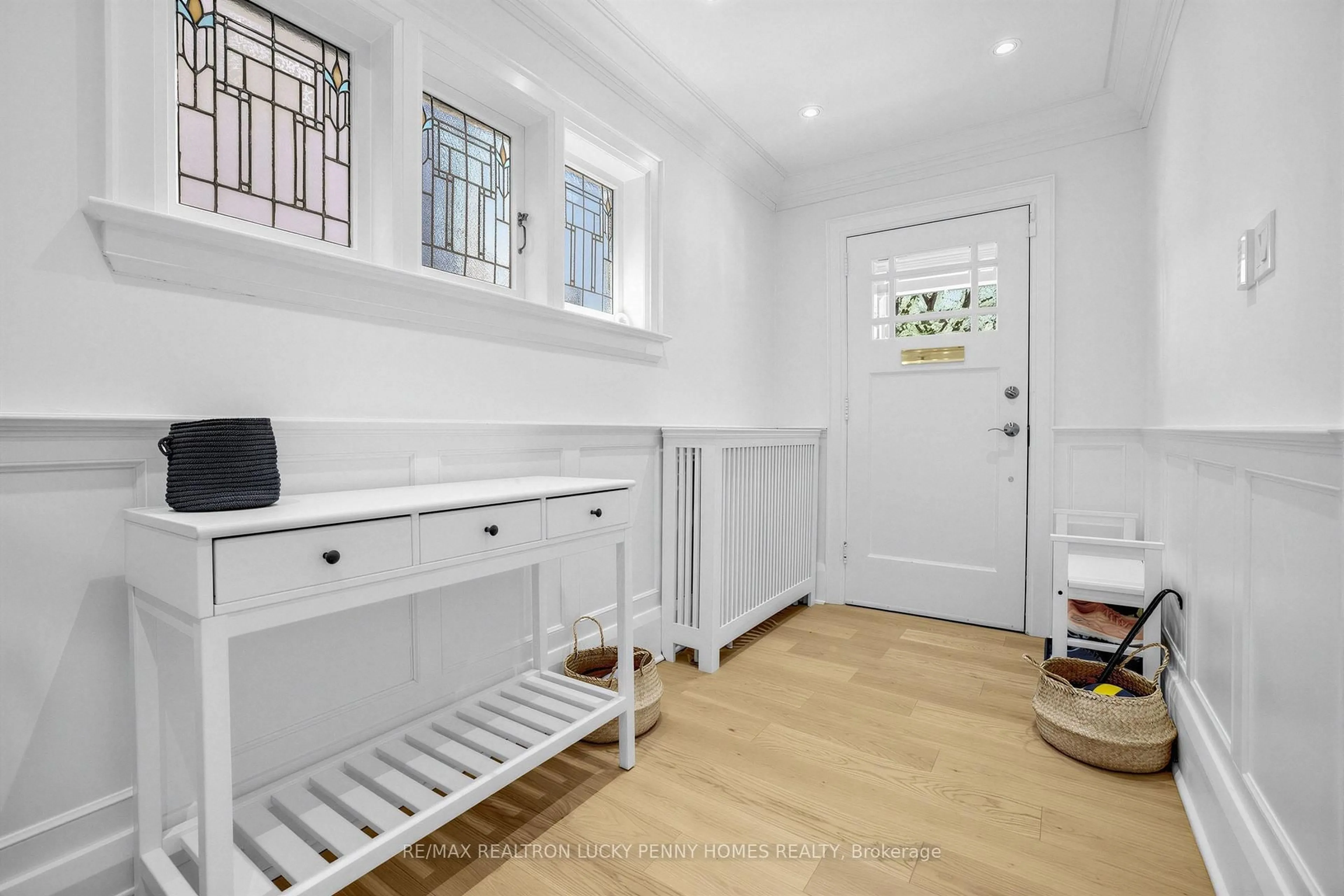 Indoor entryway for 96 Whitehall Rd, Toronto Ontario M4W 2C7