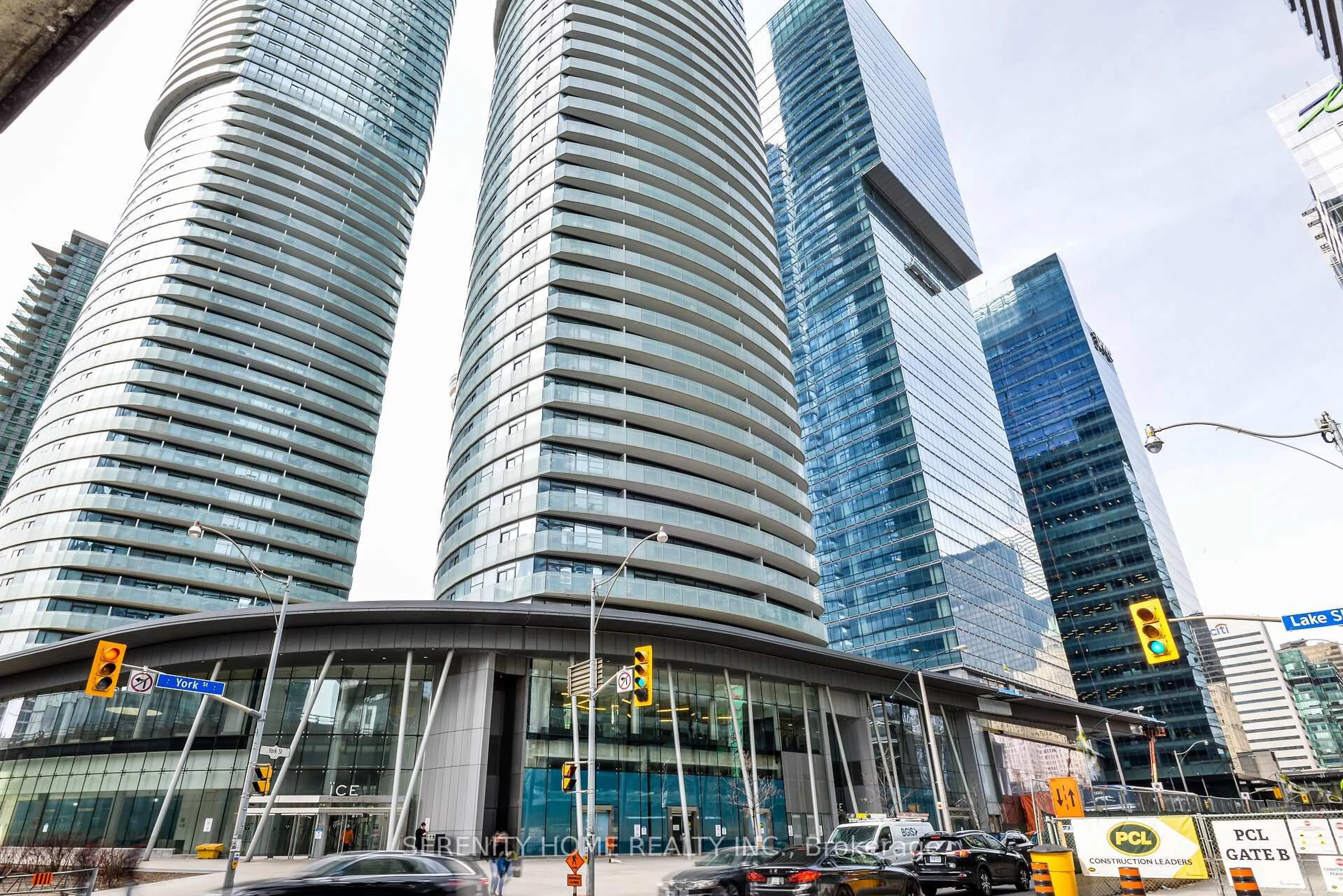 Indoor foyer for 14 York St #3806, Toronto Ontario M5J 2Z2
