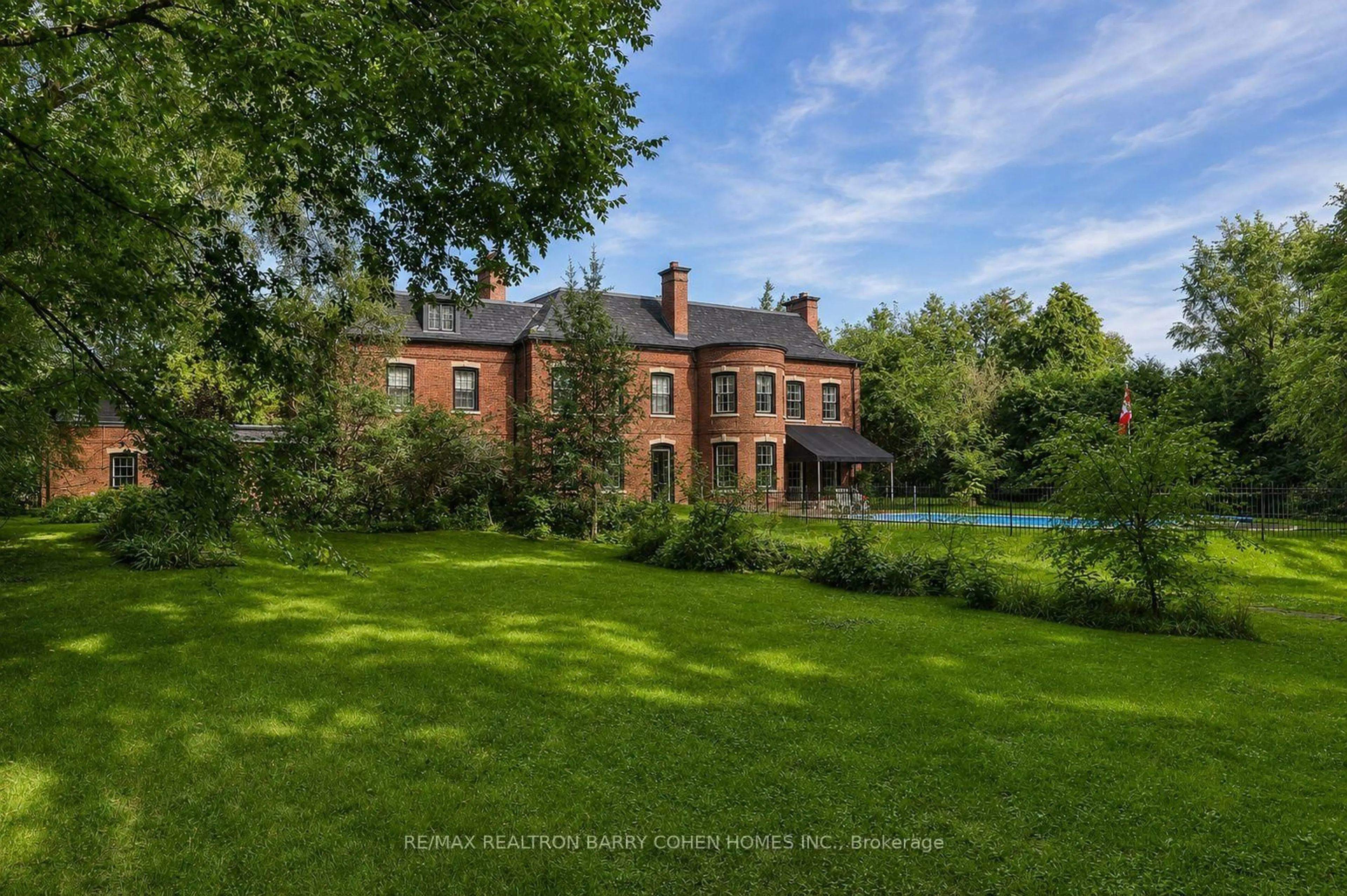 A pic from outside/outdoor area/front of a property/back of a property/a pic from drone, building for 324 Old Yonge St, Toronto Ontario M2P 1R4