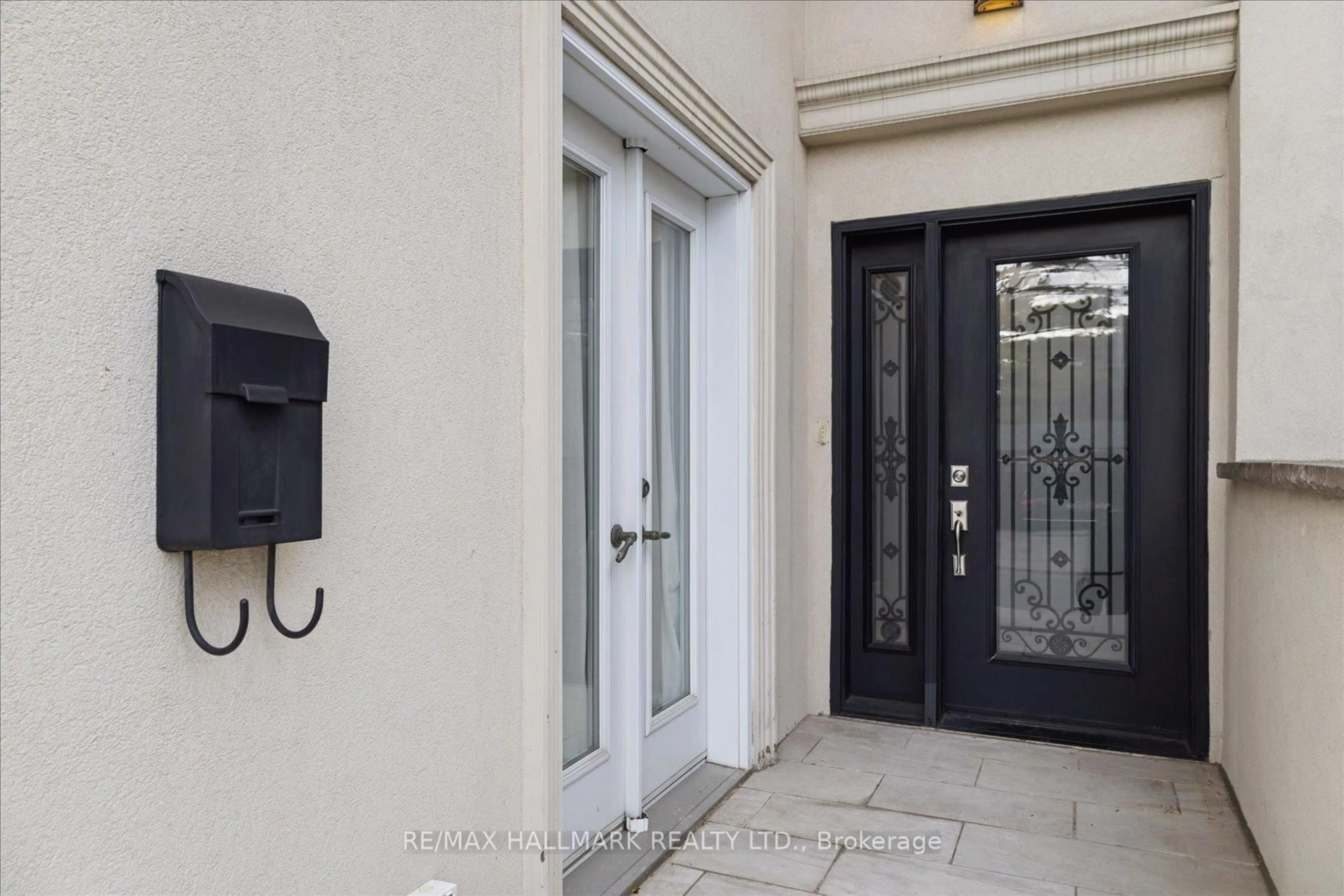 Indoor entryway for 65 Cleveland St, Toronto Ontario M4S 2W3