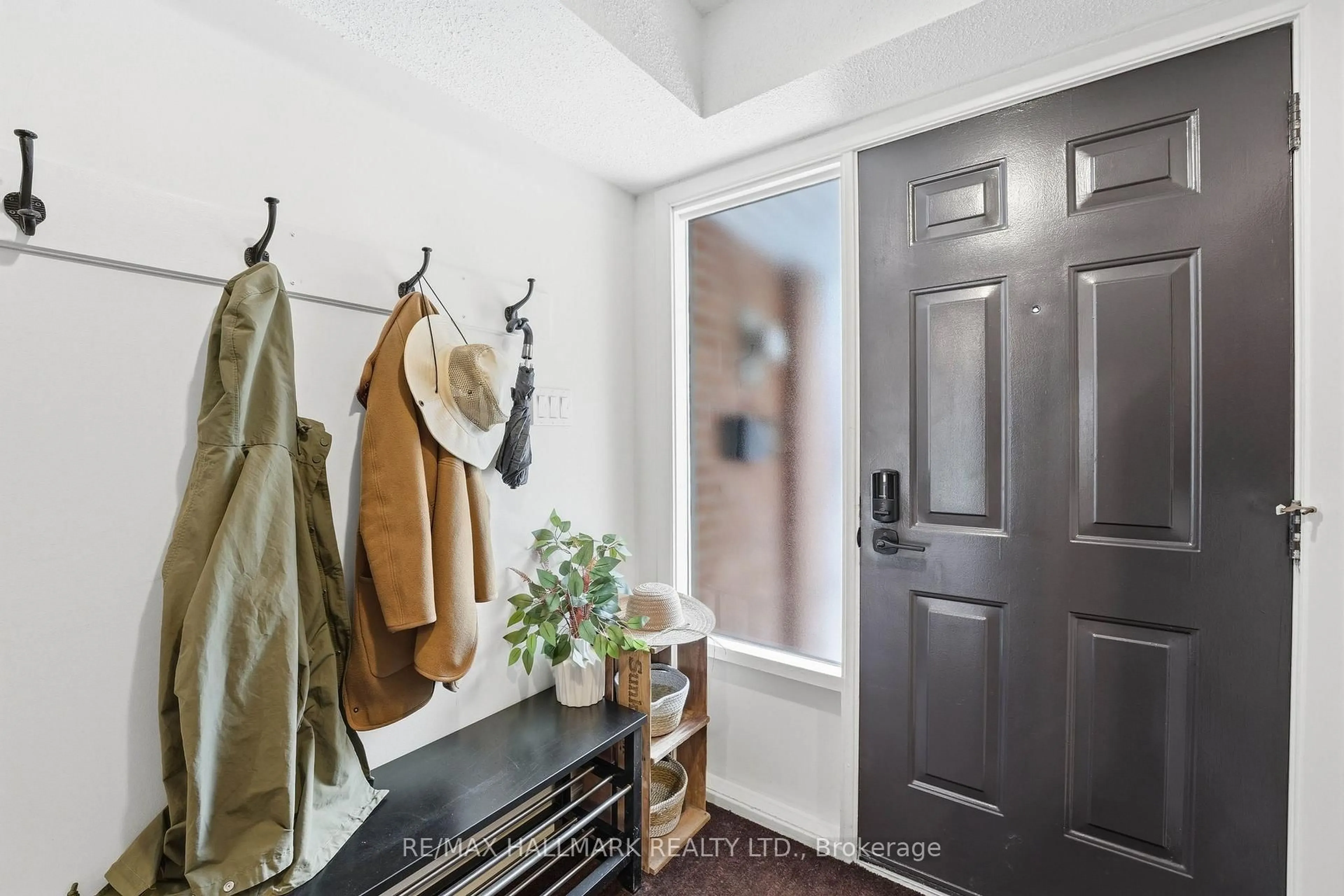 Indoor entryway for 26 Longboat Ave, Toronto Ontario M5A 4E2
