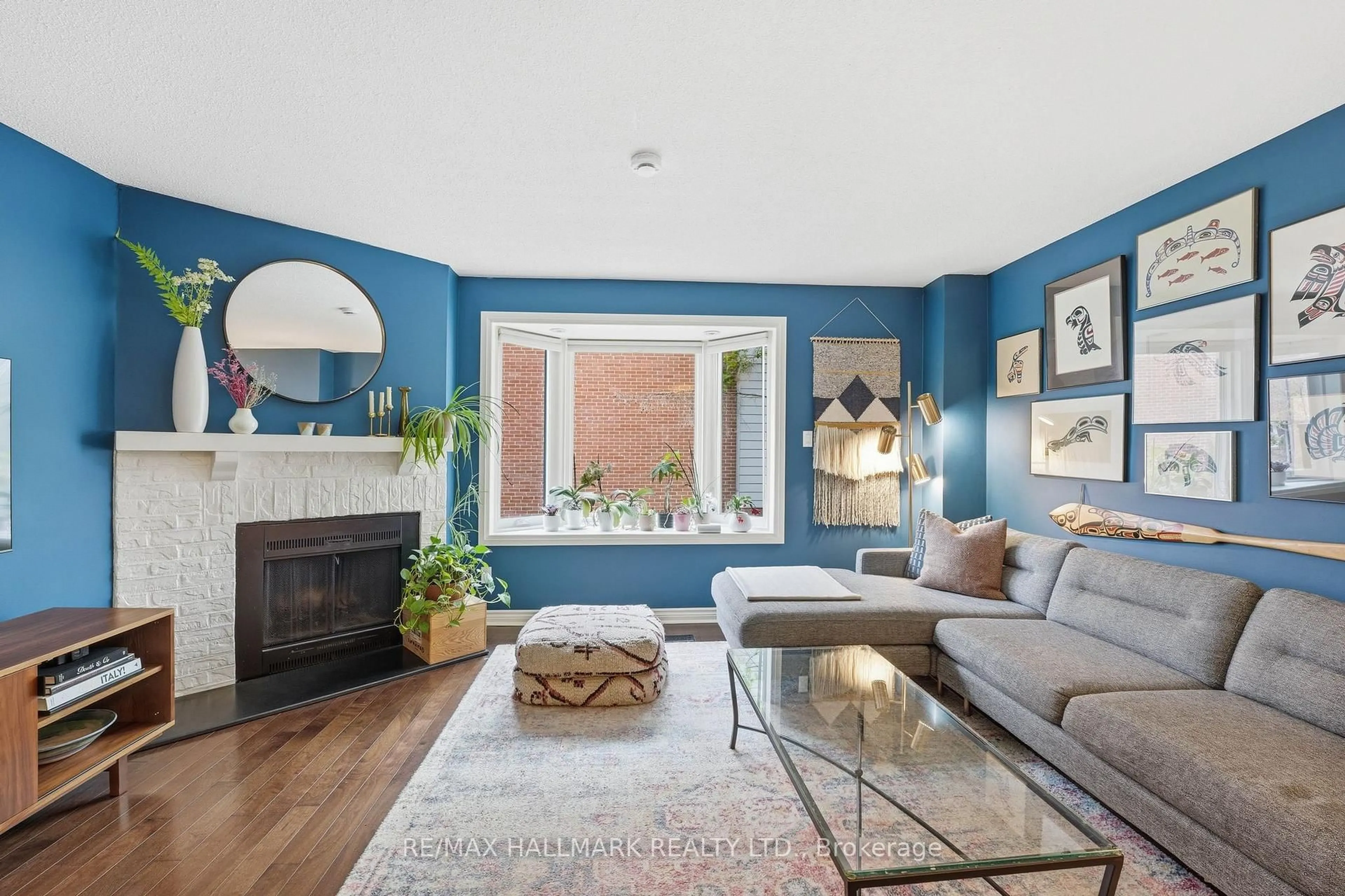Living room with furniture, unknown for 26 Longboat Ave, Toronto Ontario M5A 4E2