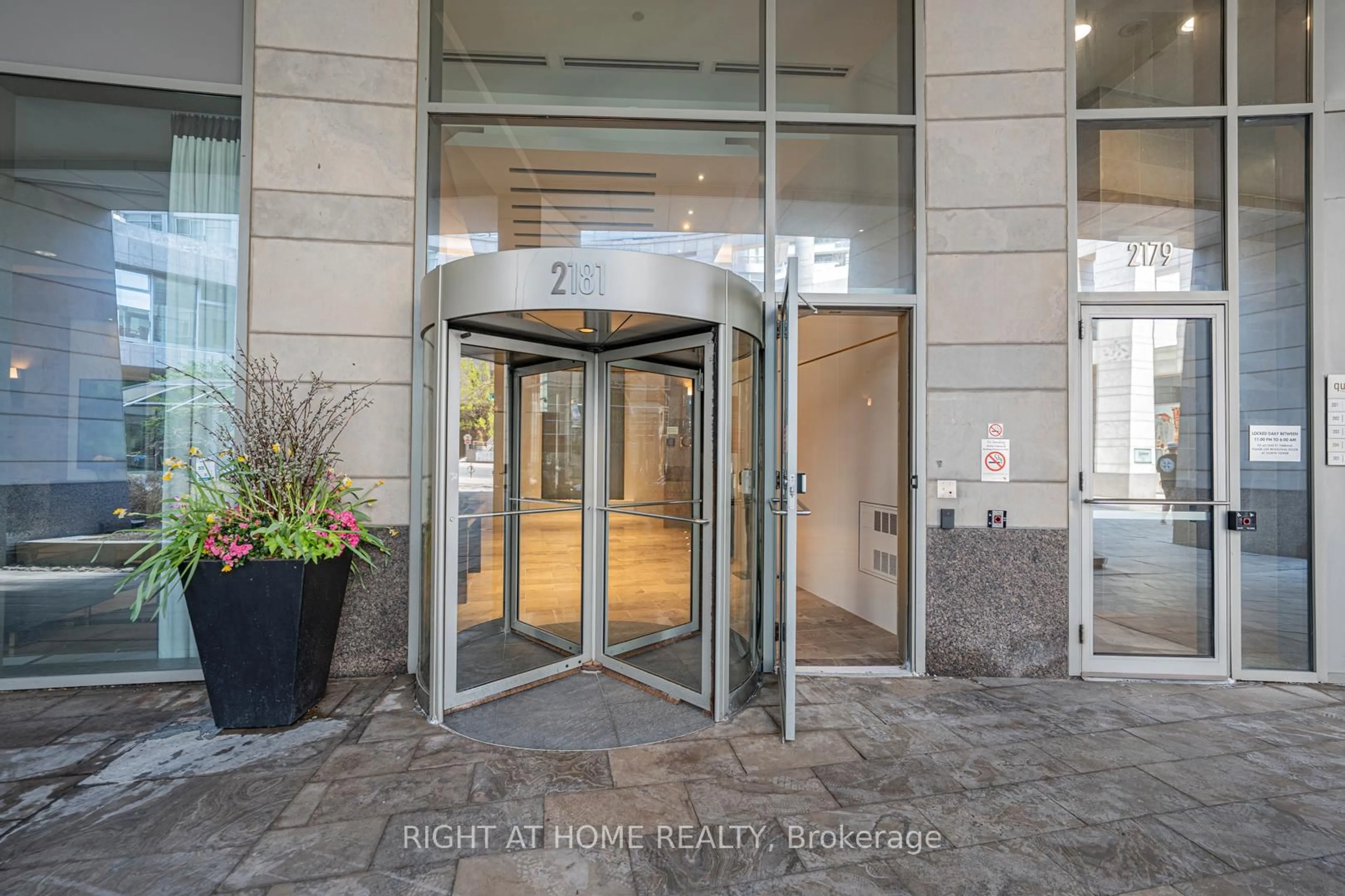 Indoor foyer for 2181 Yonge St #1211, Toronto Ontario M4S 2B1