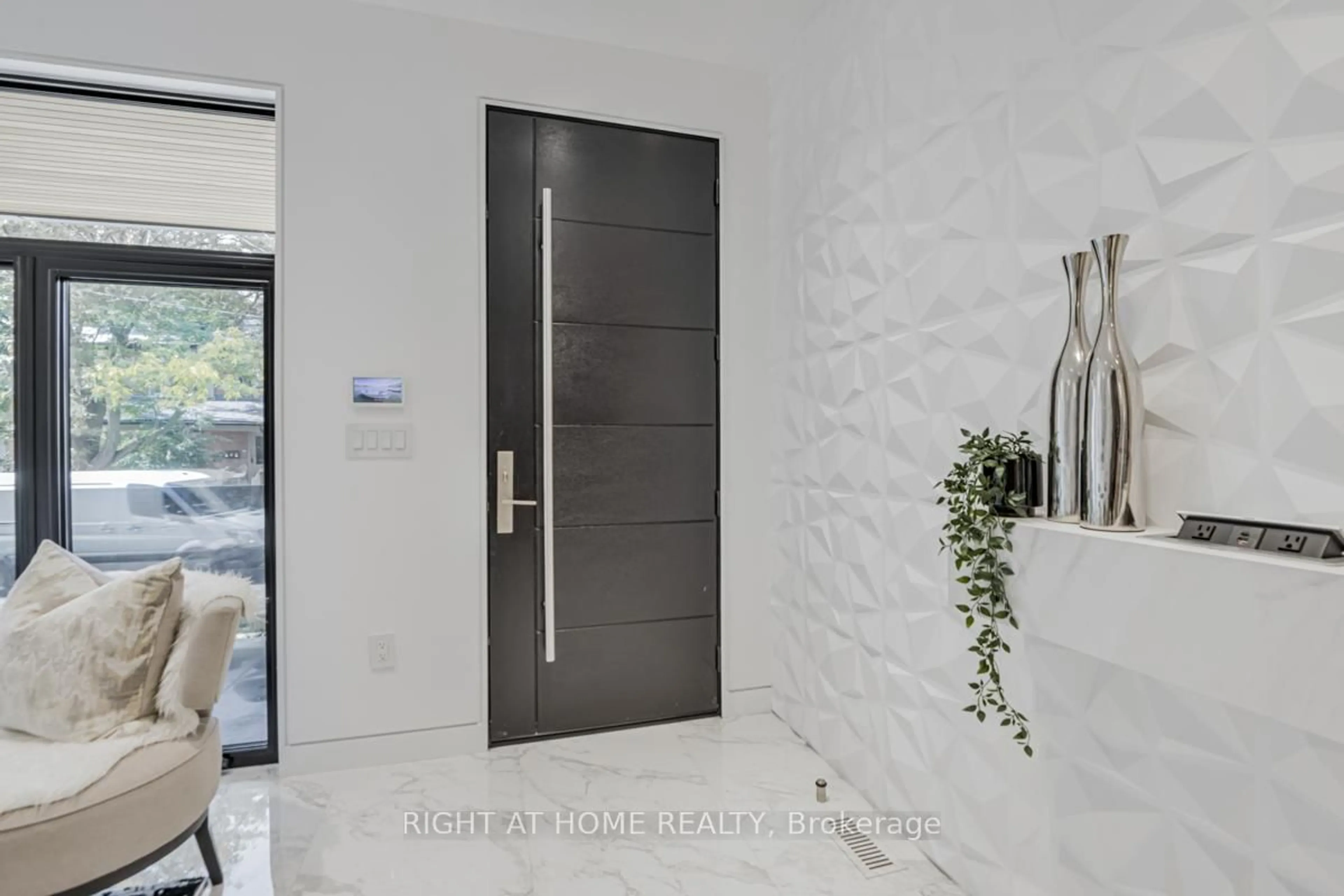 Indoor entryway for 675 Huron St, Toronto Ontario M5R 2R8