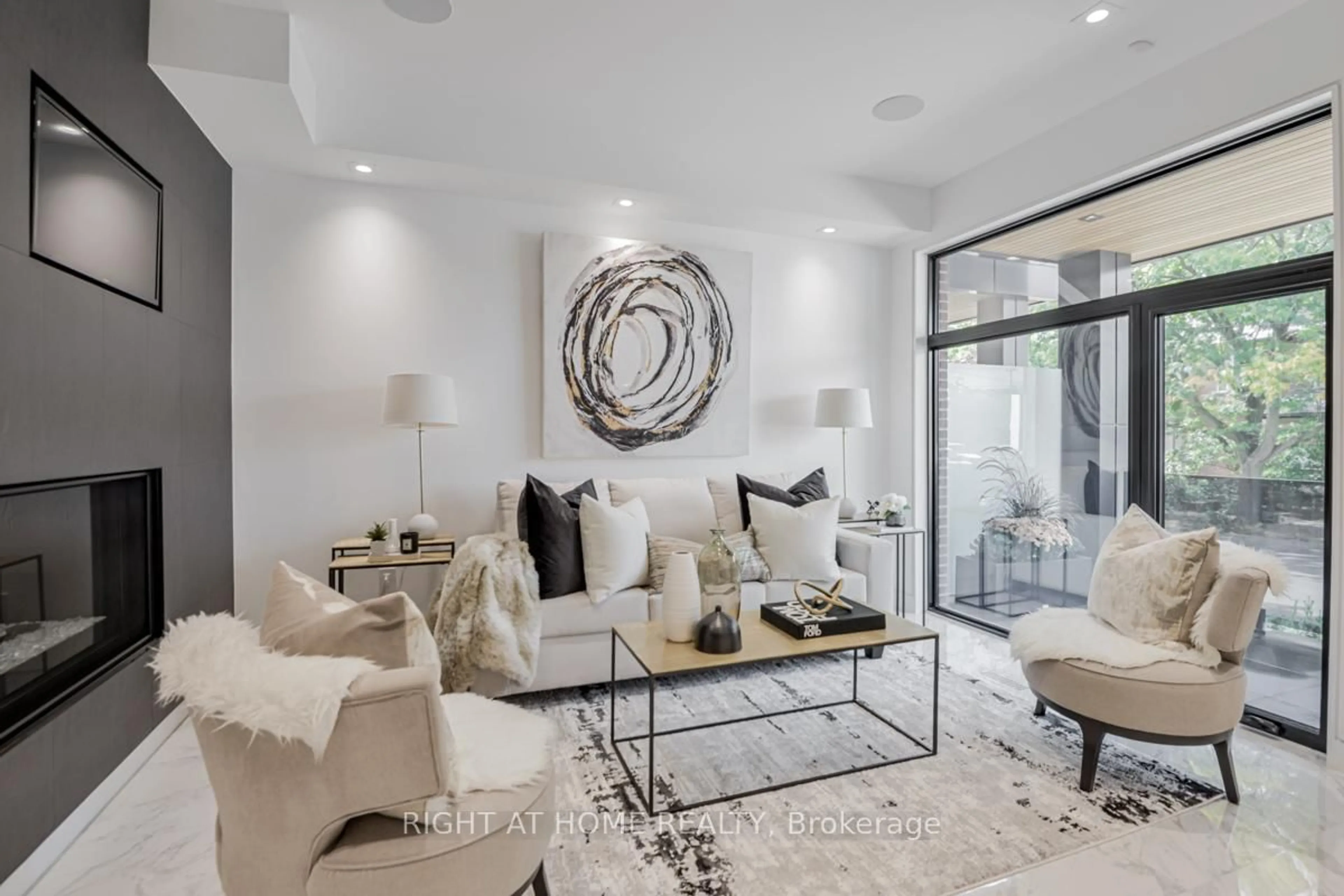 Living room with furniture, unknown for 675 Huron St, Toronto Ontario M5R 2R8