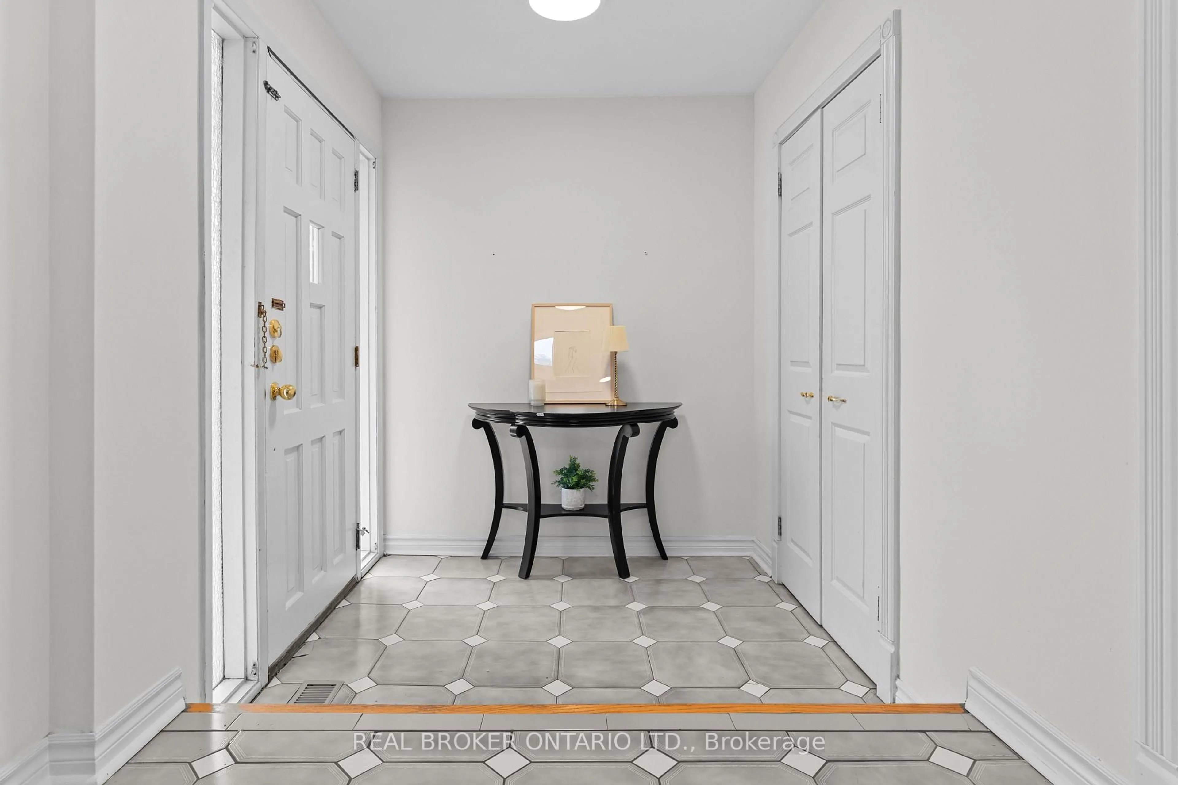 Indoor entryway for 111 Madawaska Ave, Toronto Ontario M2M 2R5