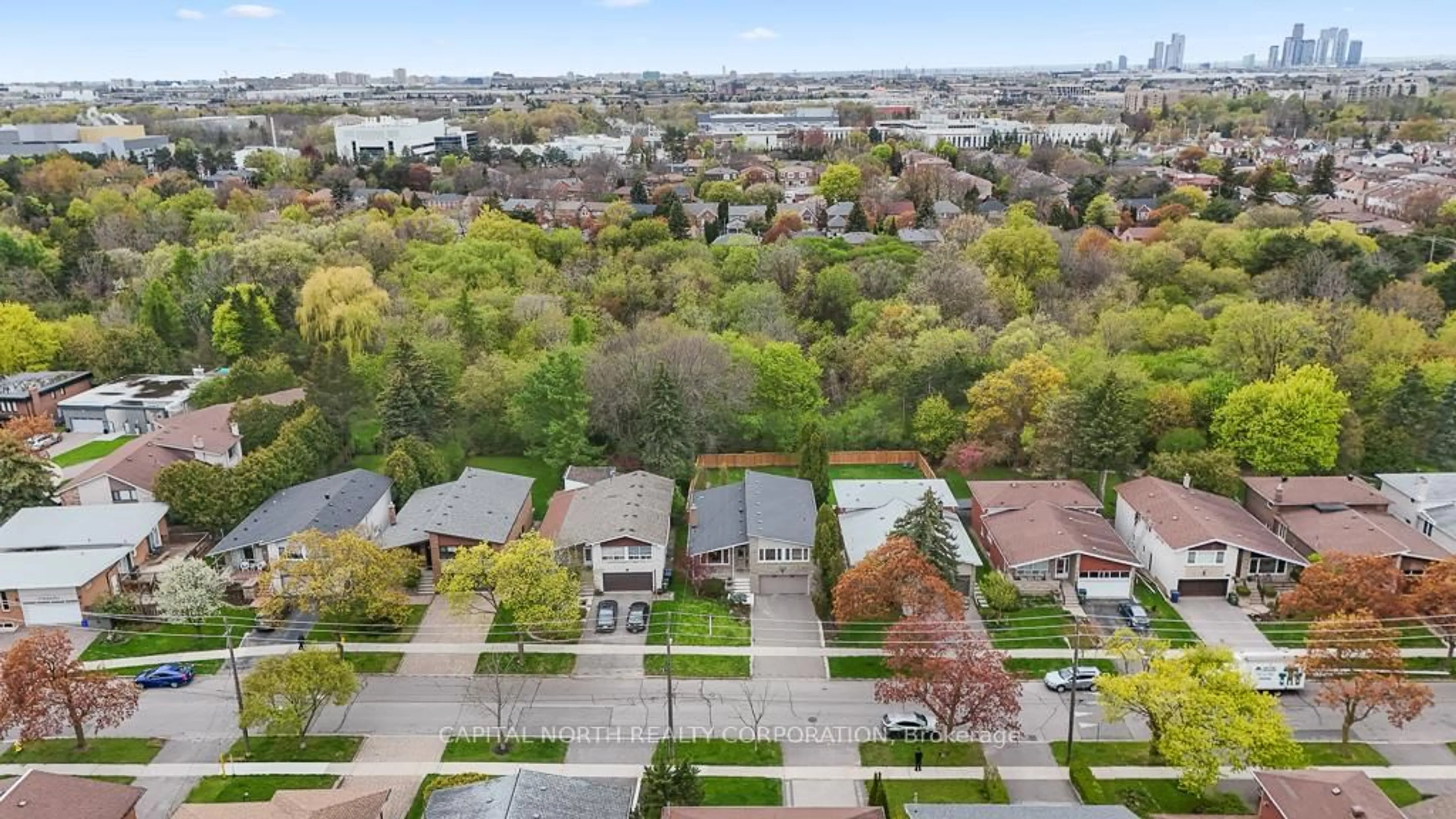 A pic from outside/outdoor area/front of a property/back of a property/a pic from drone, city buildings view from balcony for 105 Rockford Rd, Toronto Ontario M2R 3A9