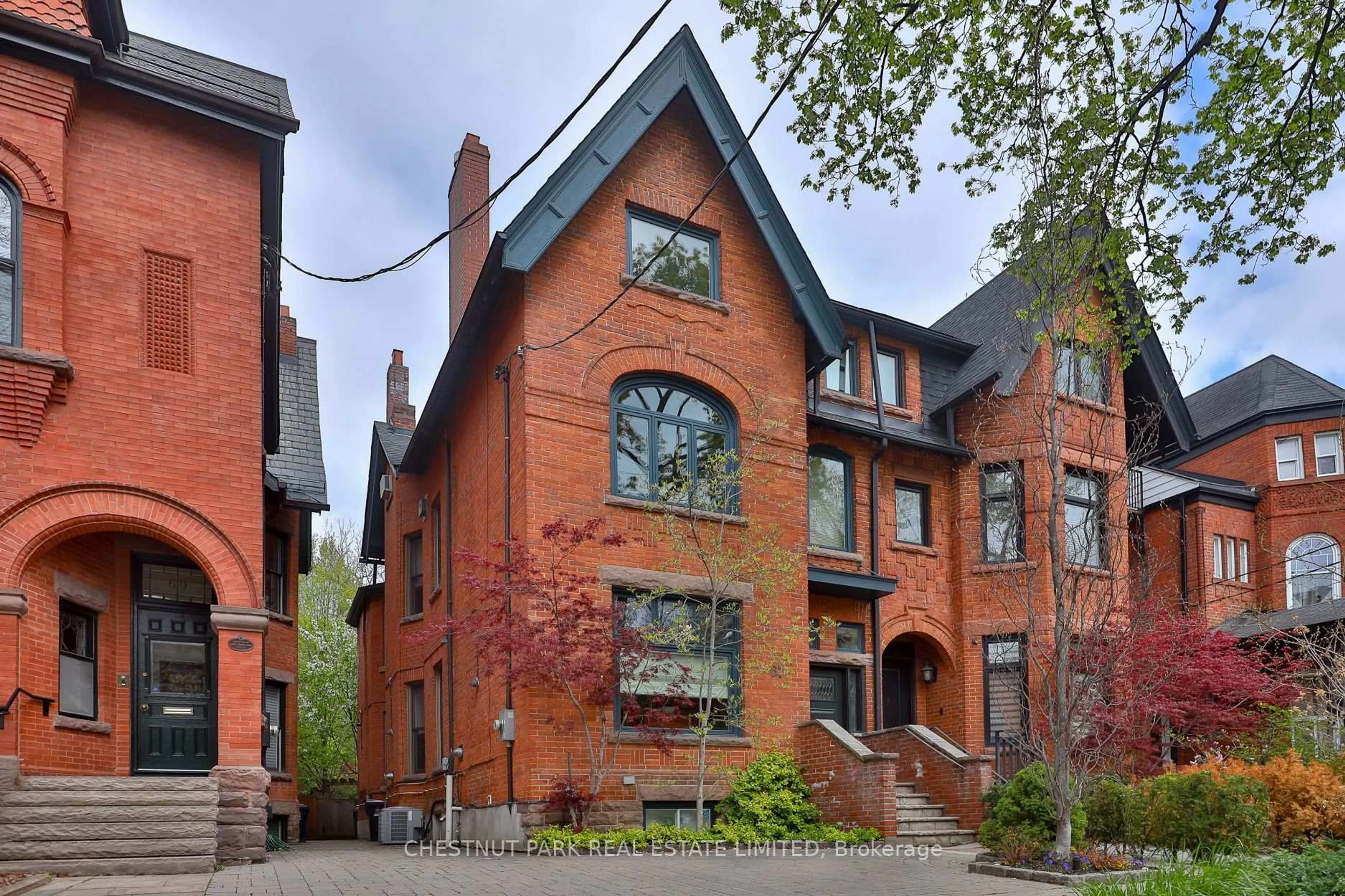 Home with brick exterior material, building for 67 Madison Ave, Toronto Ontario M5R 2S3