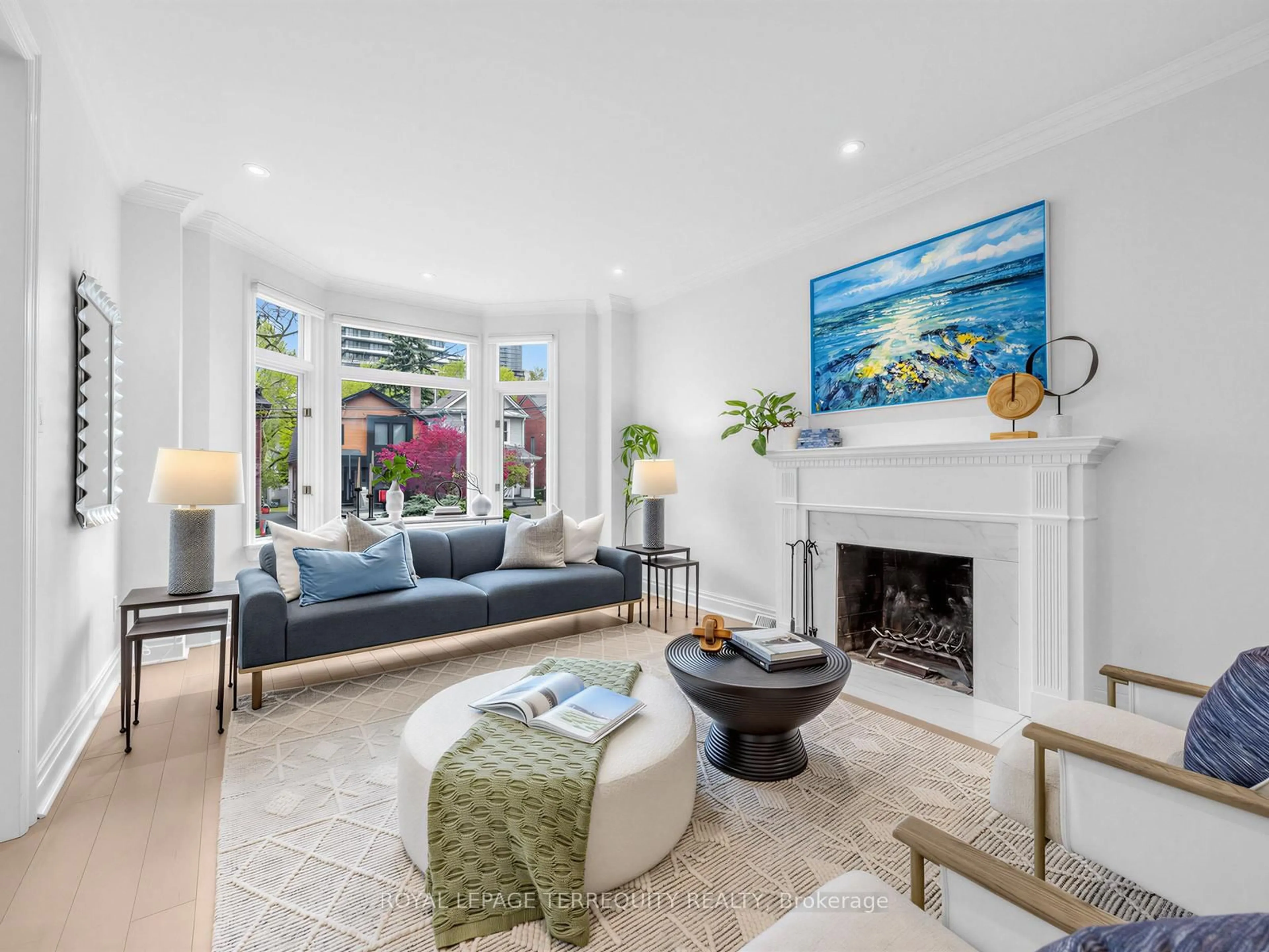 Living room with furniture, unknown for 159 Hillsdale Ave, Toronto Ontario M4S 1T4