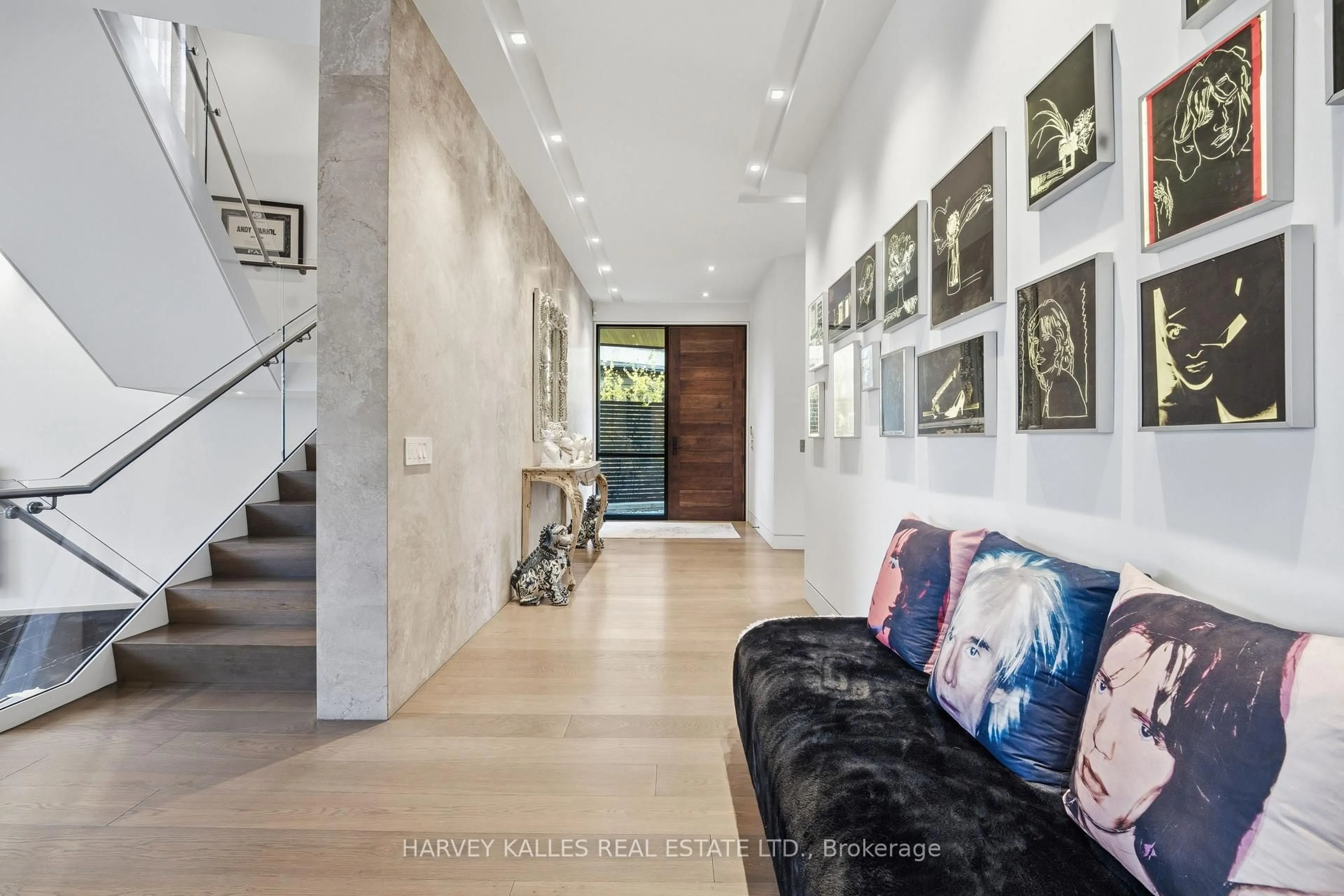Indoor entryway for 43 Hillholm Rd, Toronto Ontario M5P 1M4