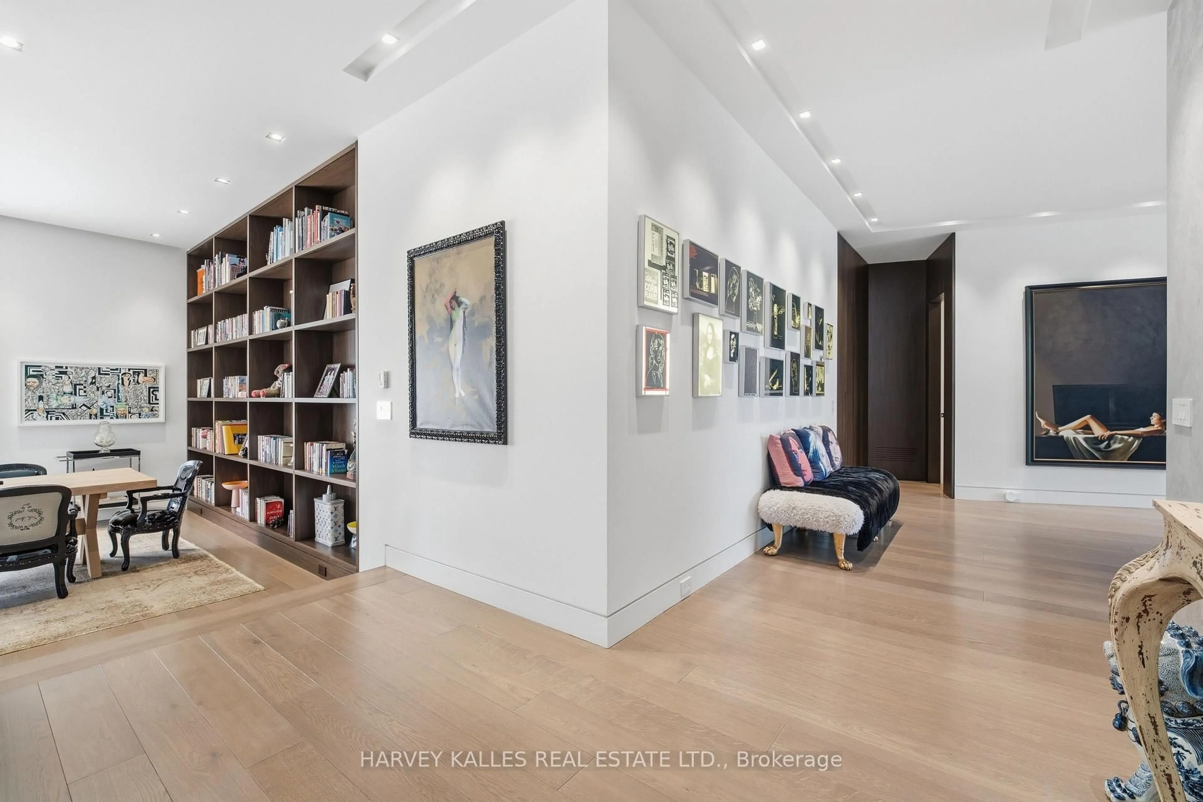 Indoor foyer for 43 Hillholm Rd, Toronto Ontario M5P 1M4