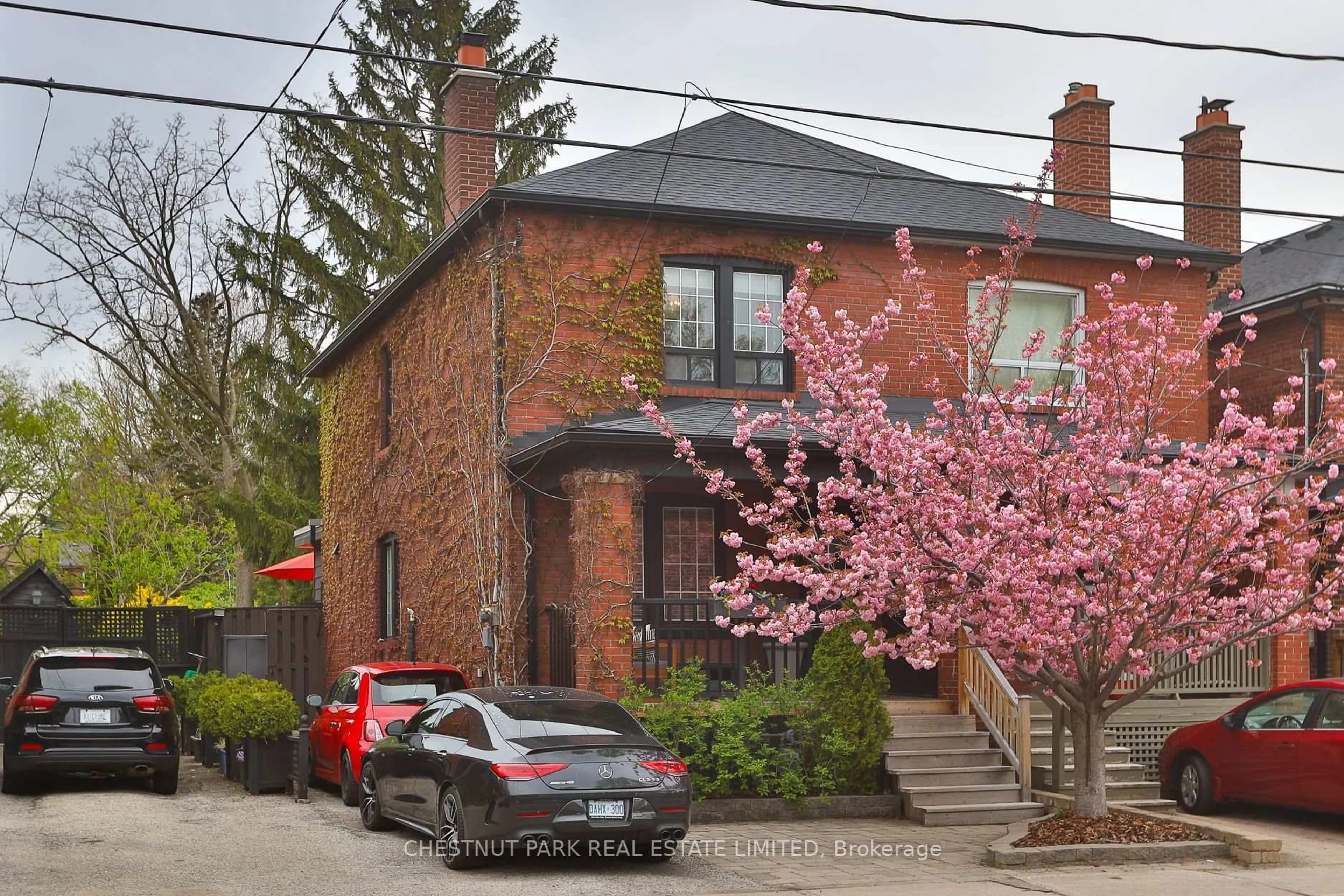 Home with brick exterior material, street for 452 Davisville Ave, Toronto Ontario M4S 1H8