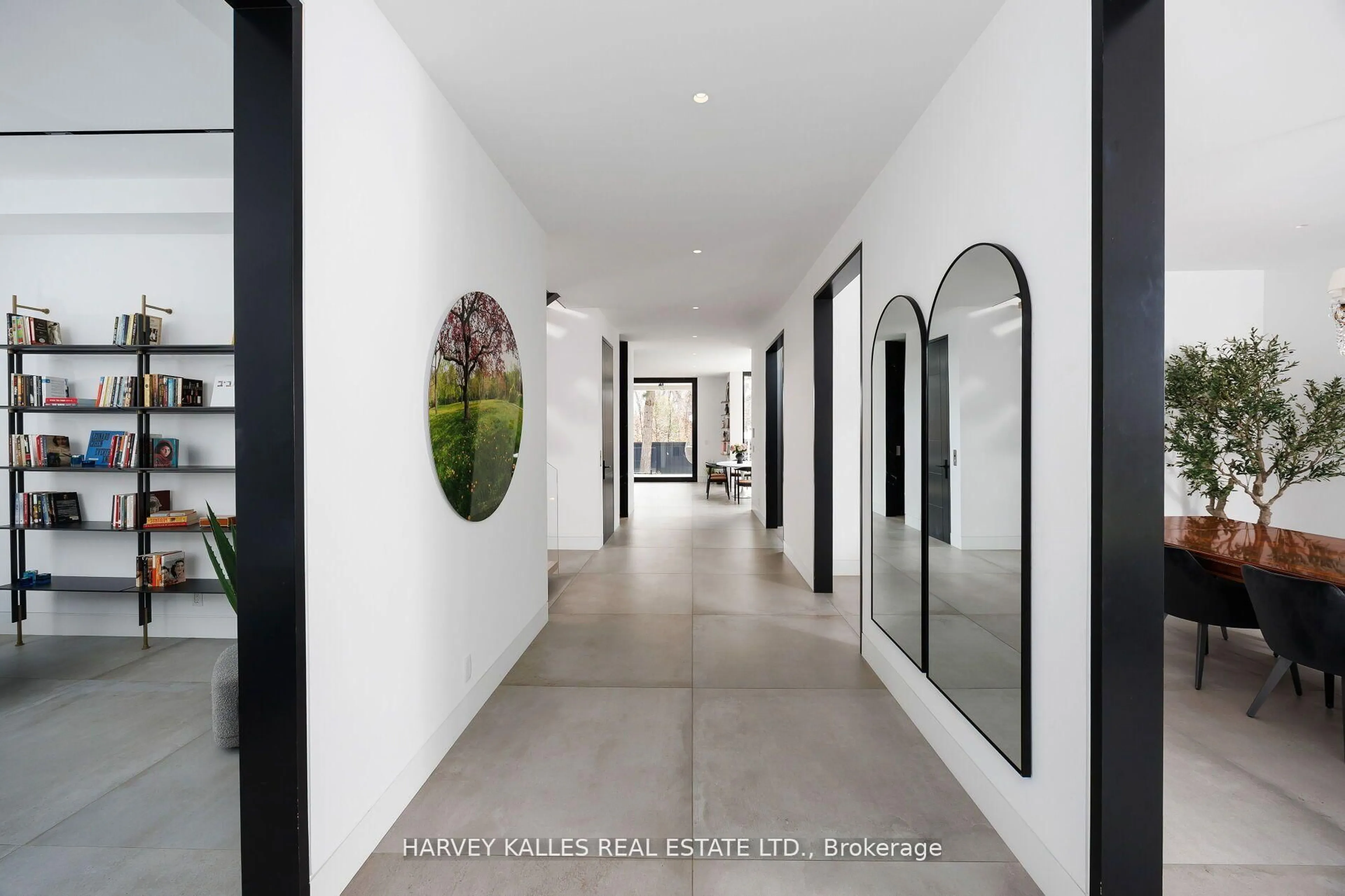 Indoor foyer for 5 Dewbourne Ave, Toronto Ontario M5P 1Z1