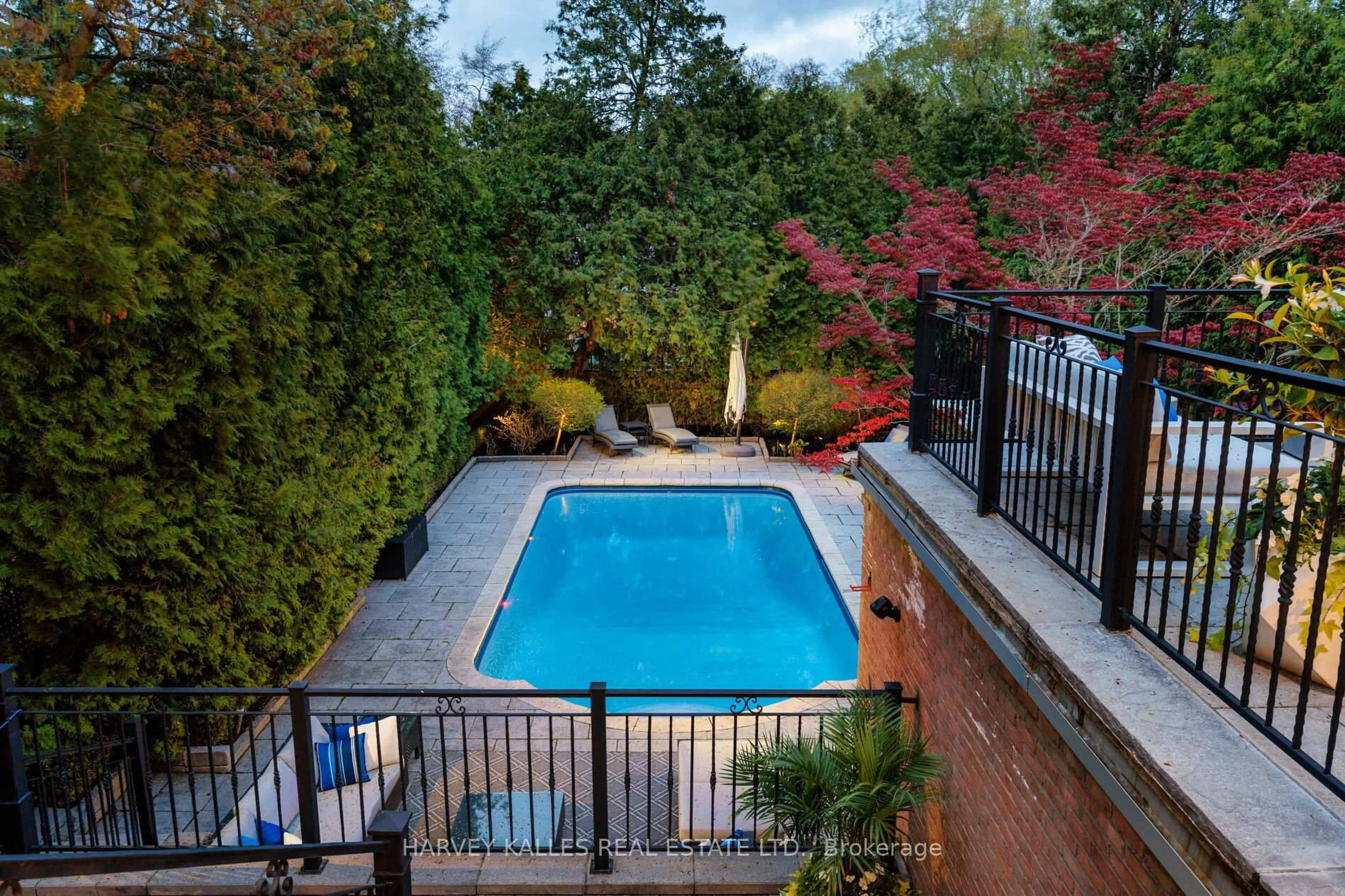 Pool for 215 Dunvegan Rd, Toronto Ontario M5P 2P2