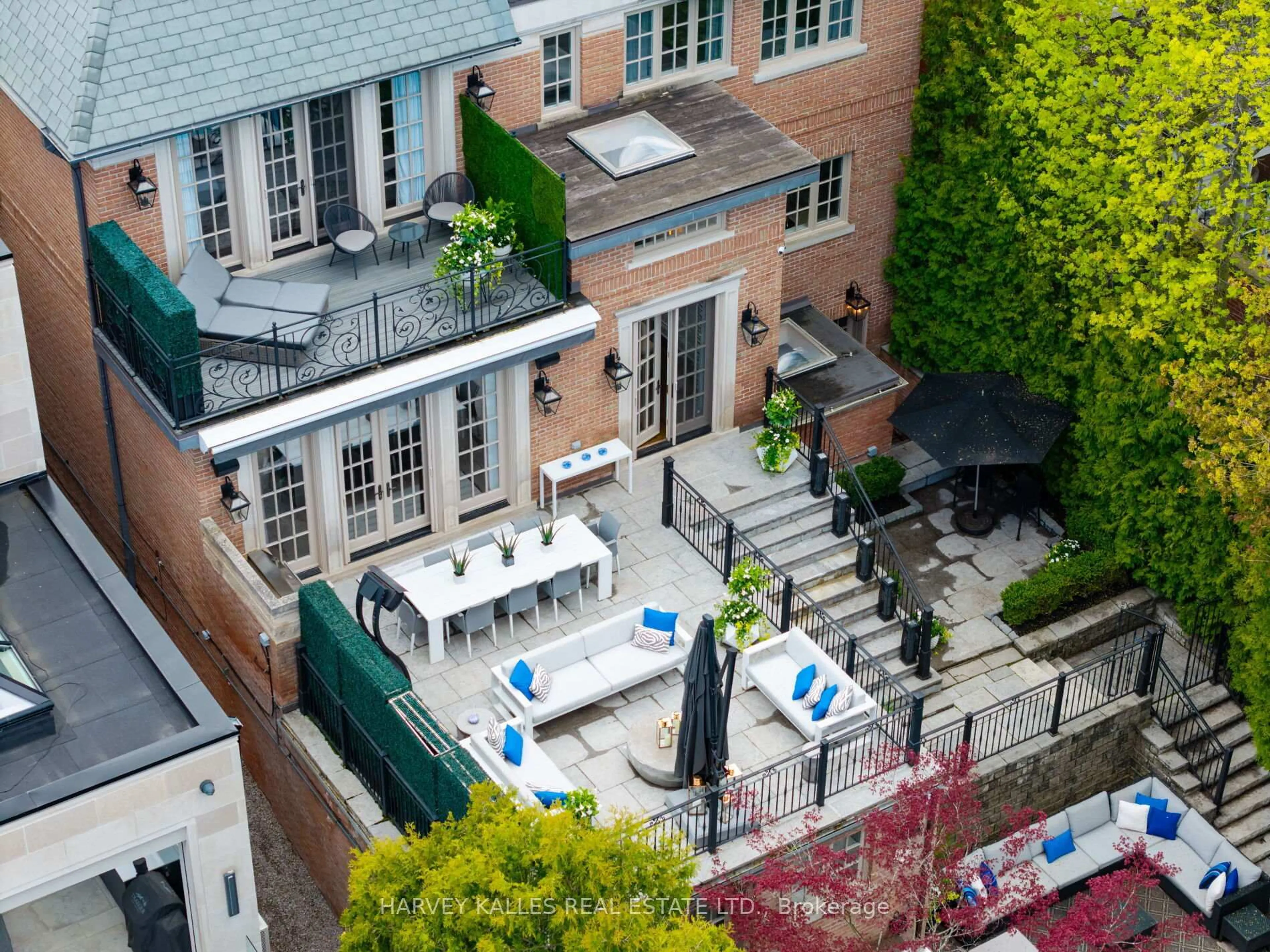 A pic from outside/outdoor area/front of a property/back of a property/a pic from drone, city buildings view from balcony for 215 Dunvegan Rd, Toronto Ontario M5P 2P2