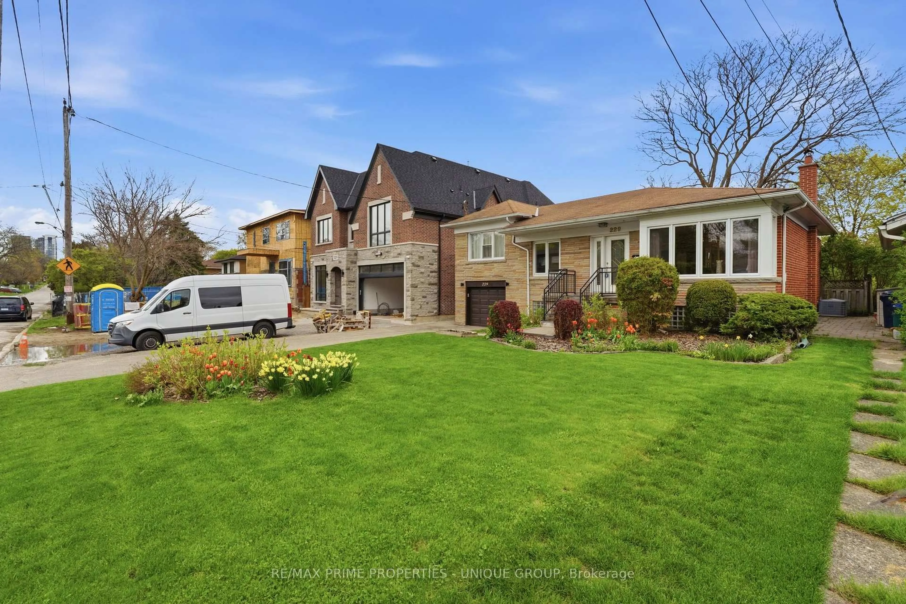 A pic from outside/outdoor area/front of a property/back of a property/a pic from drone, street for 229 Park Home Ave, Toronto Ontario M2R 1A1
