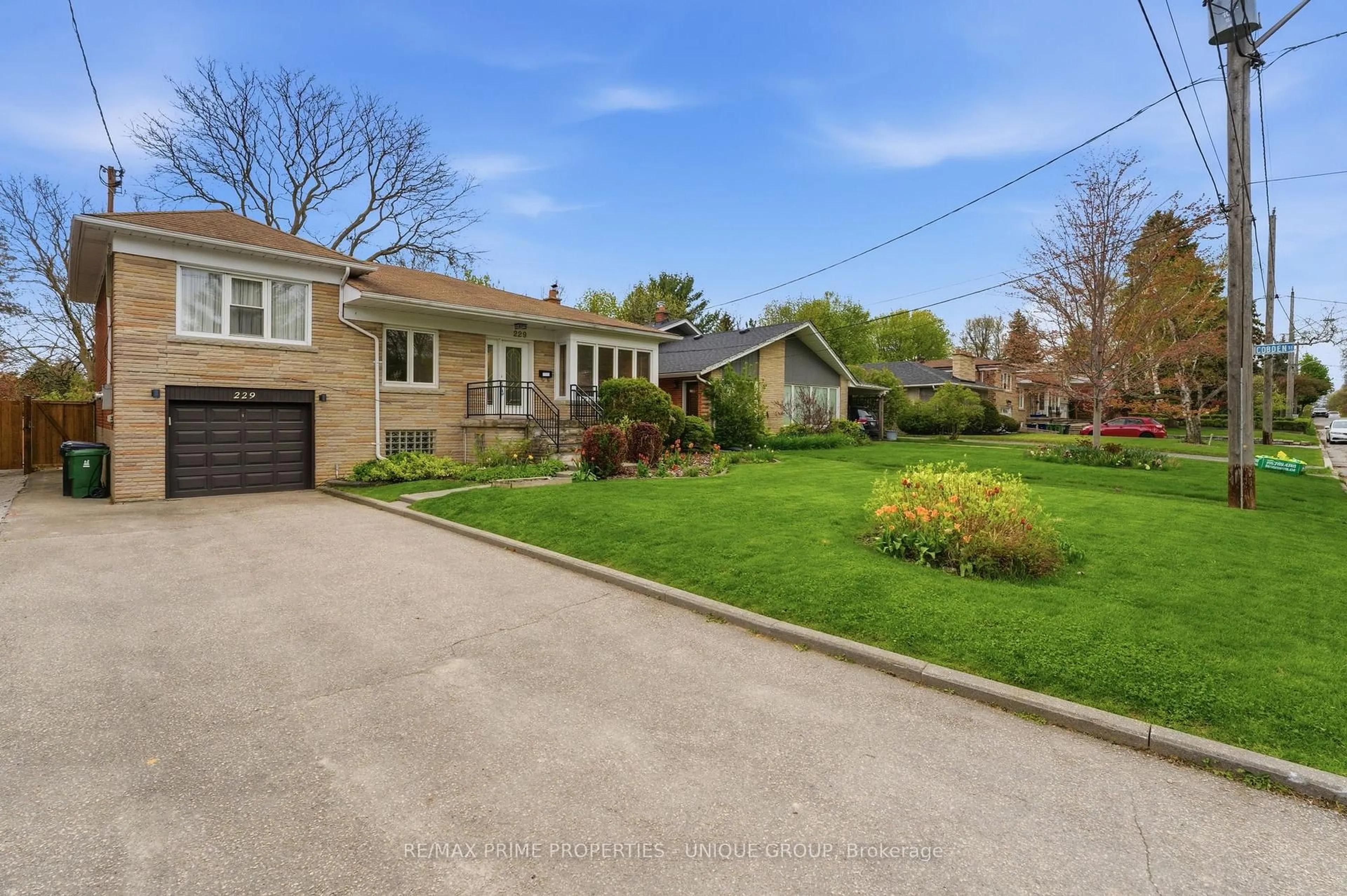 A pic from outside/outdoor area/front of a property/back of a property/a pic from drone, street for 229 Park Home Ave, Toronto Ontario M2R 1A1