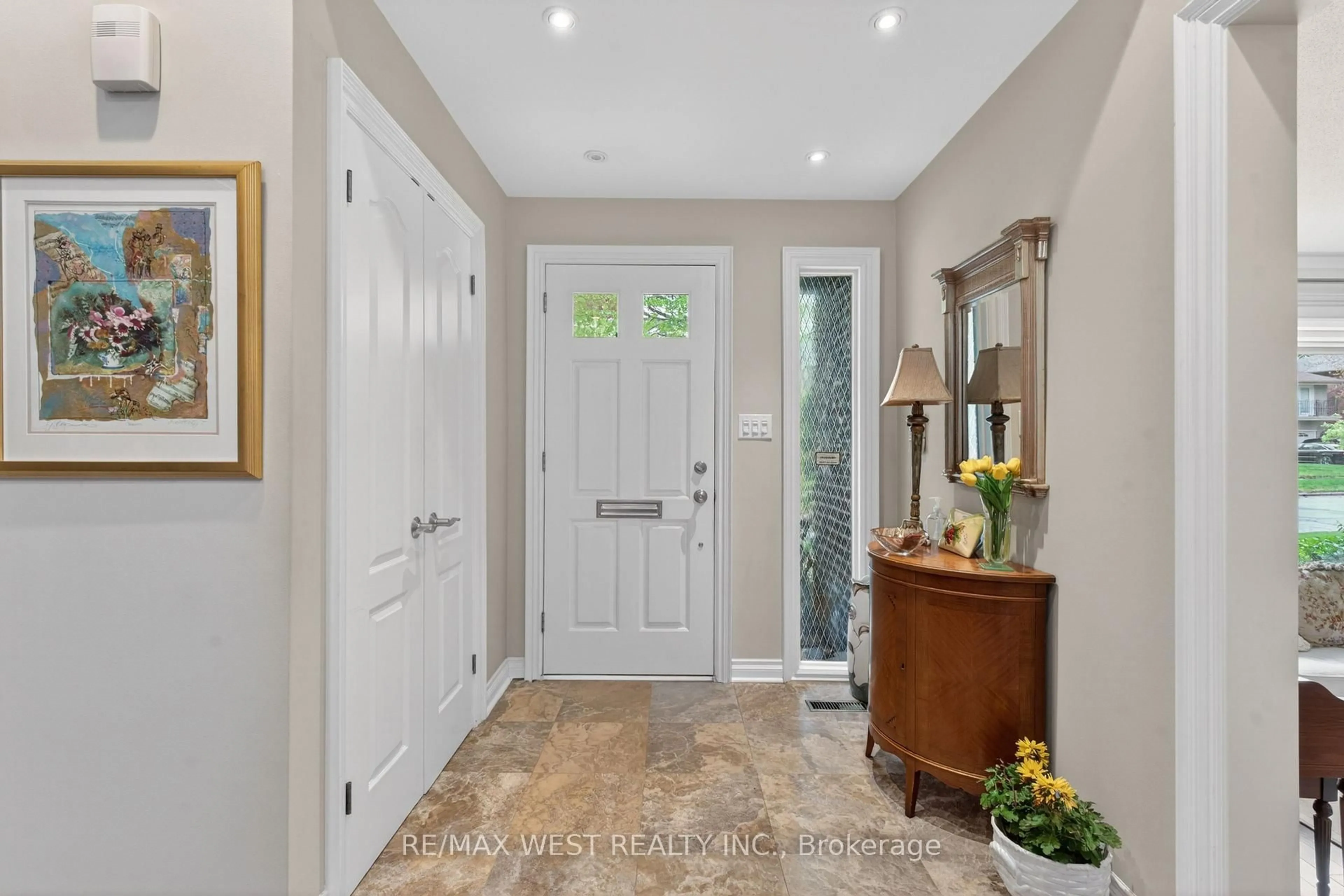 Indoor entryway for 16 Caravan Dr, Toronto Ontario M3B 1N2