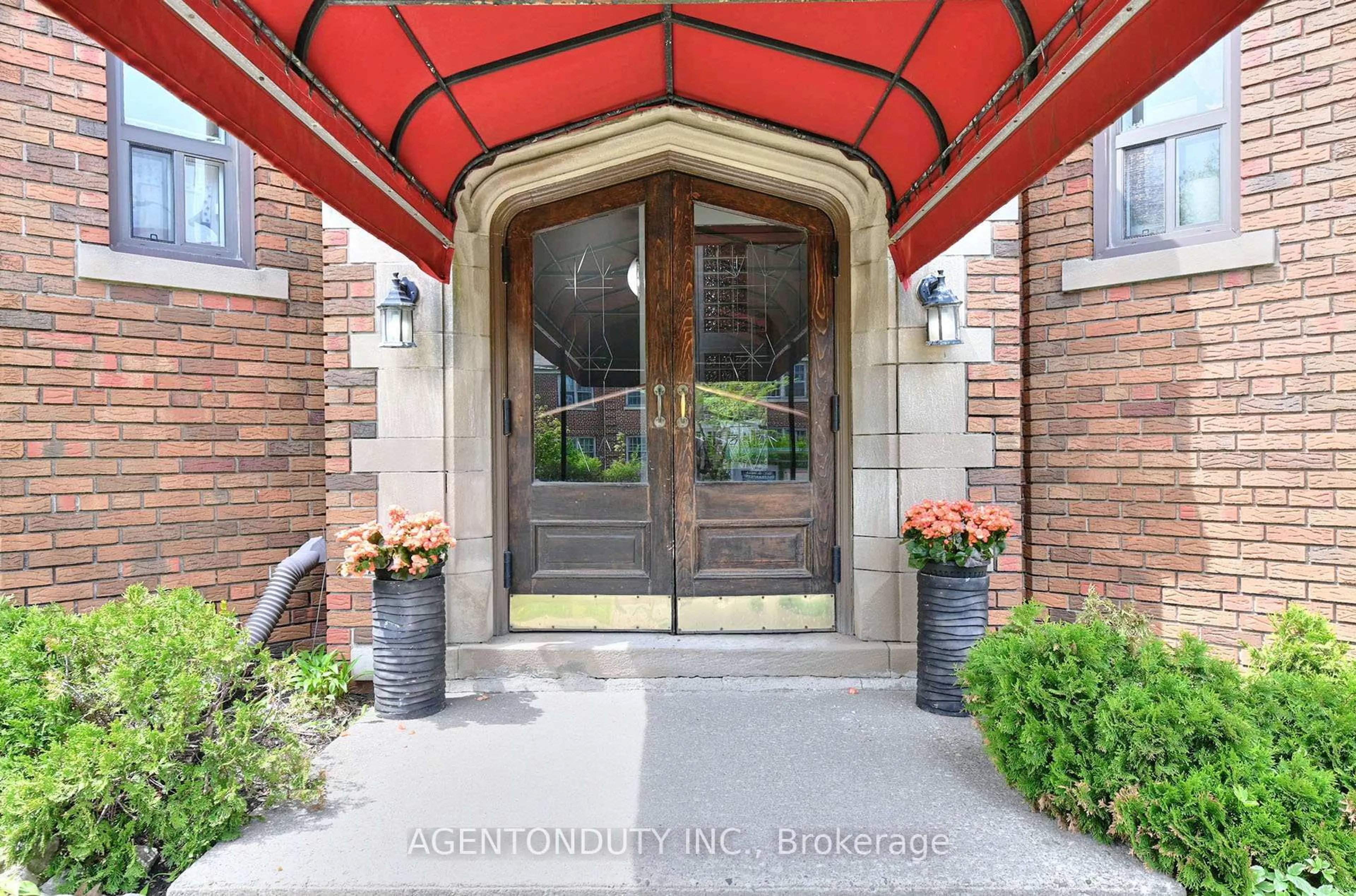 Indoor foyer for 1646 Bathurst St #17, Toronto Ontario M5P 3J7