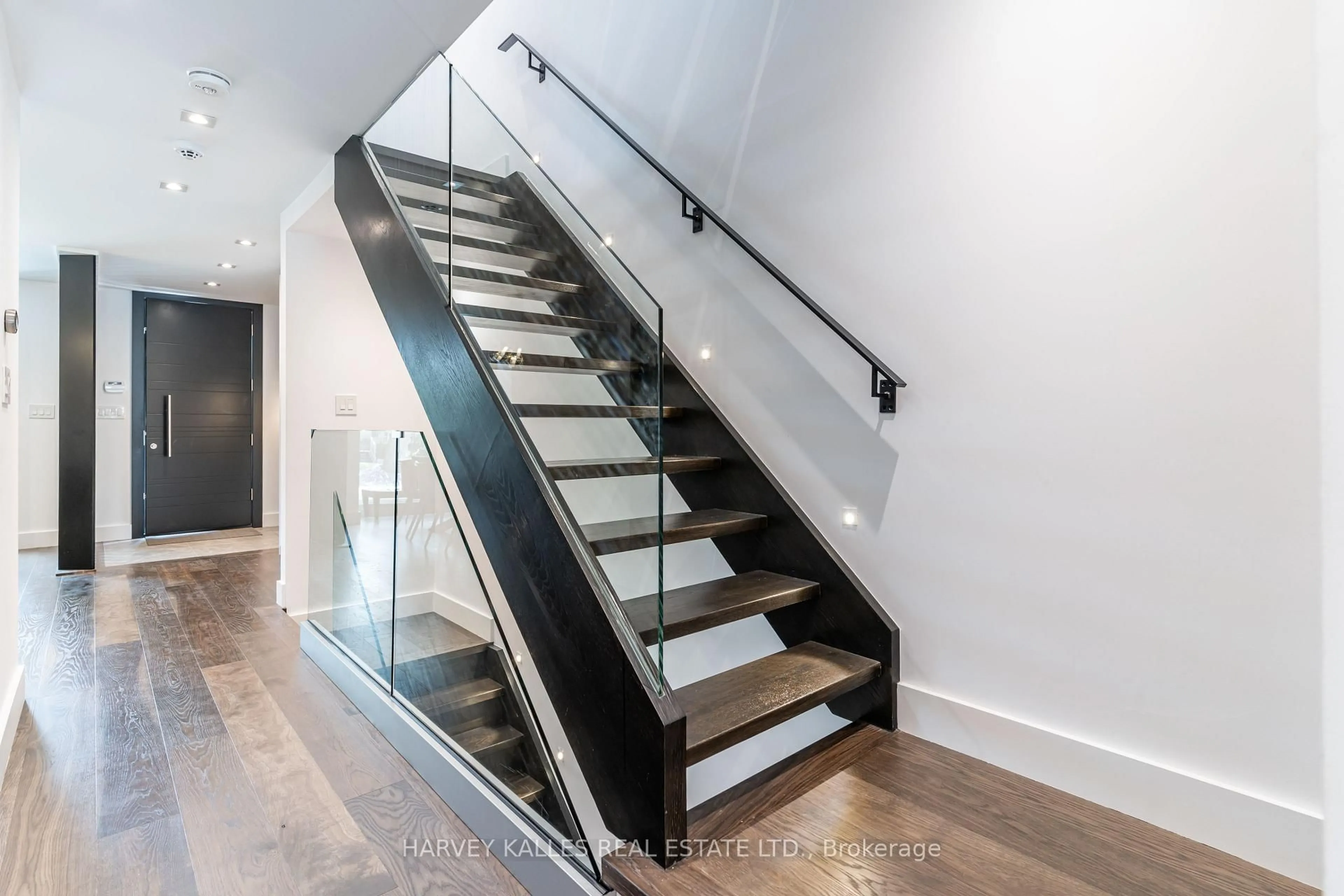 Stairs for 305 Glen Rd, Toronto Ontario M4W 2X4