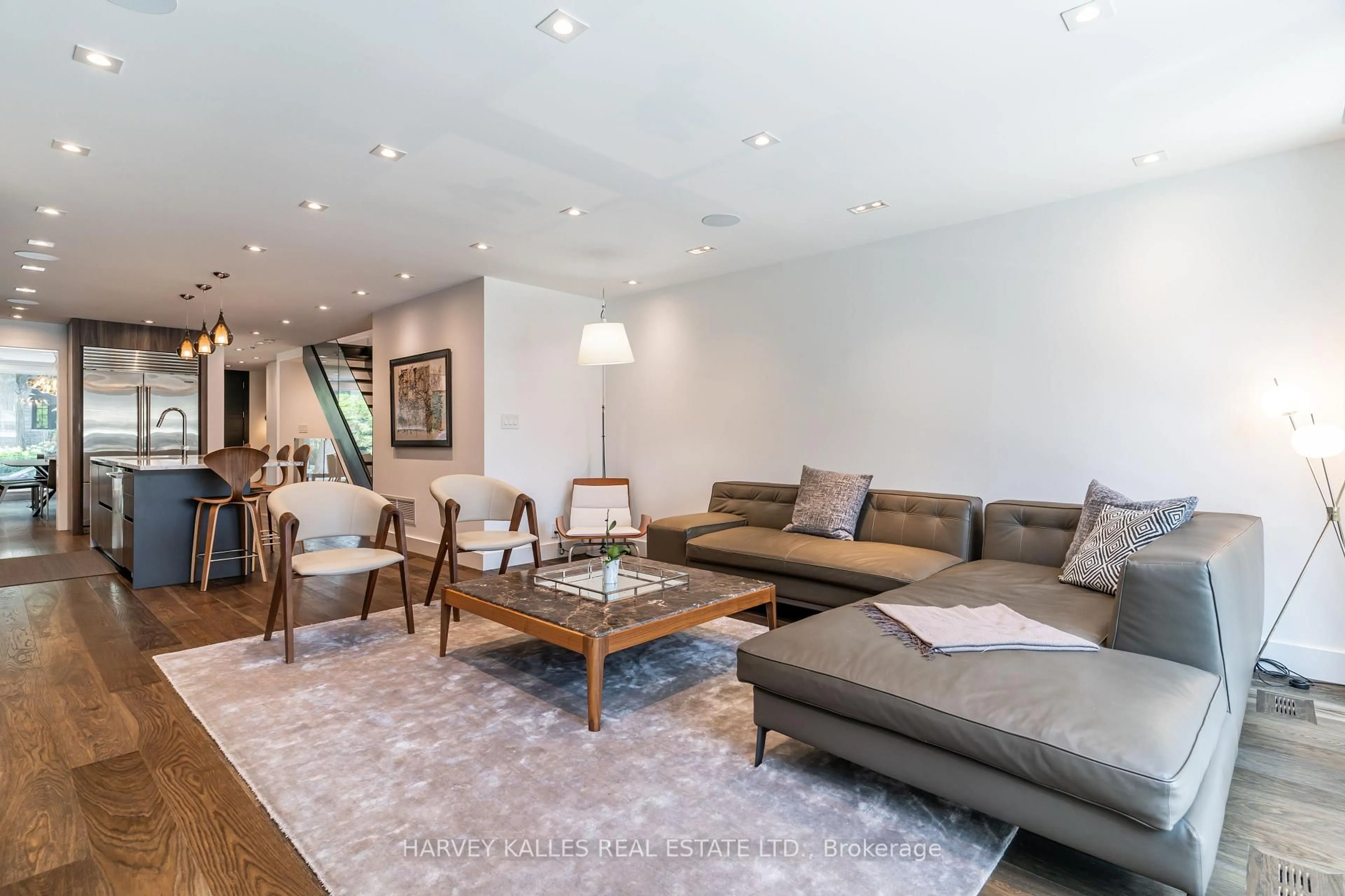 Living room with furniture, unknown for 305 Glen Rd, Toronto Ontario M4W 2X4