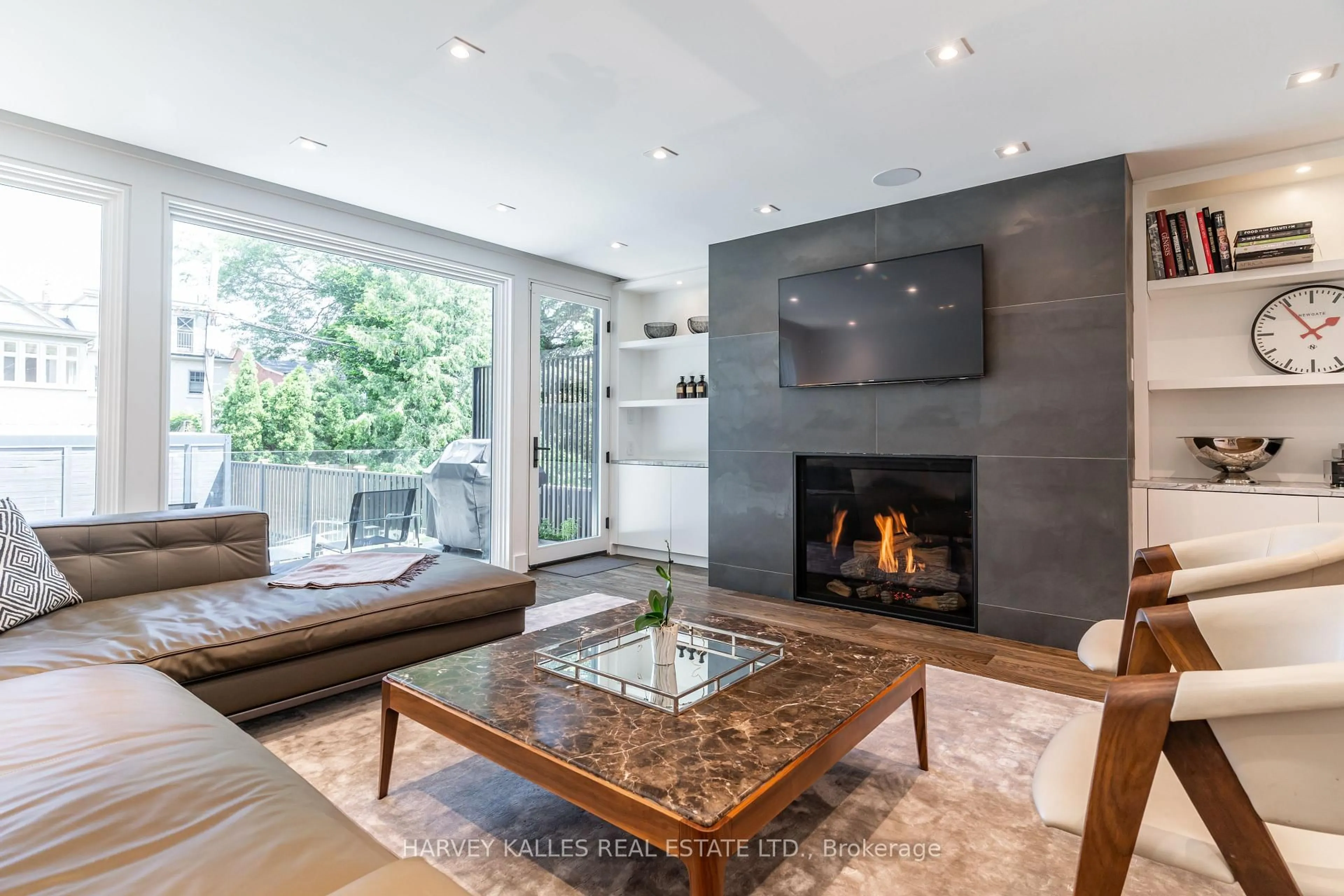 Living room with furniture, unknown for 305 Glen Rd, Toronto Ontario M4W 2X4