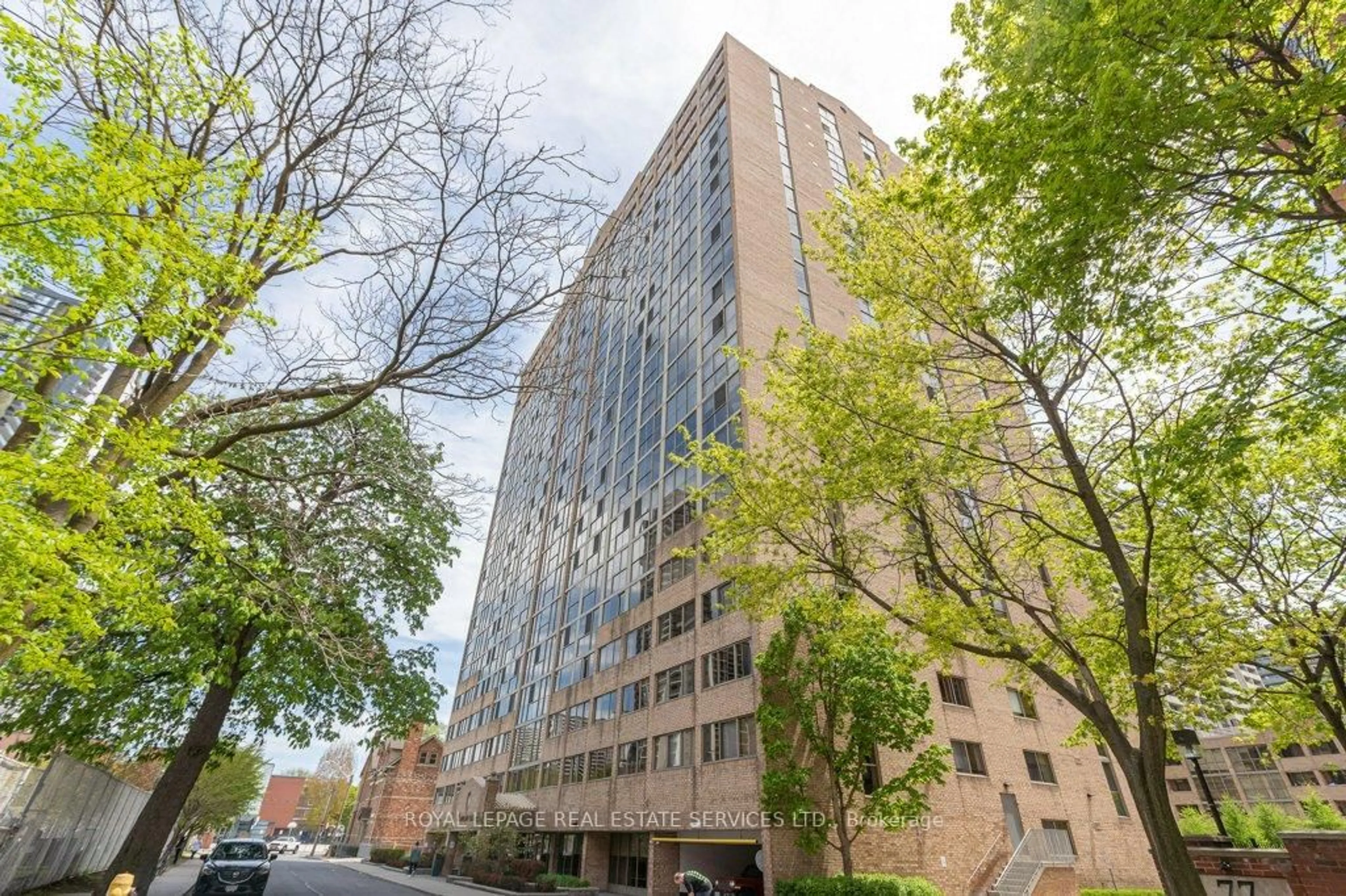 Patio, building for 15 Maitland Pl #409, Toronto Ontario M4Y 2X3