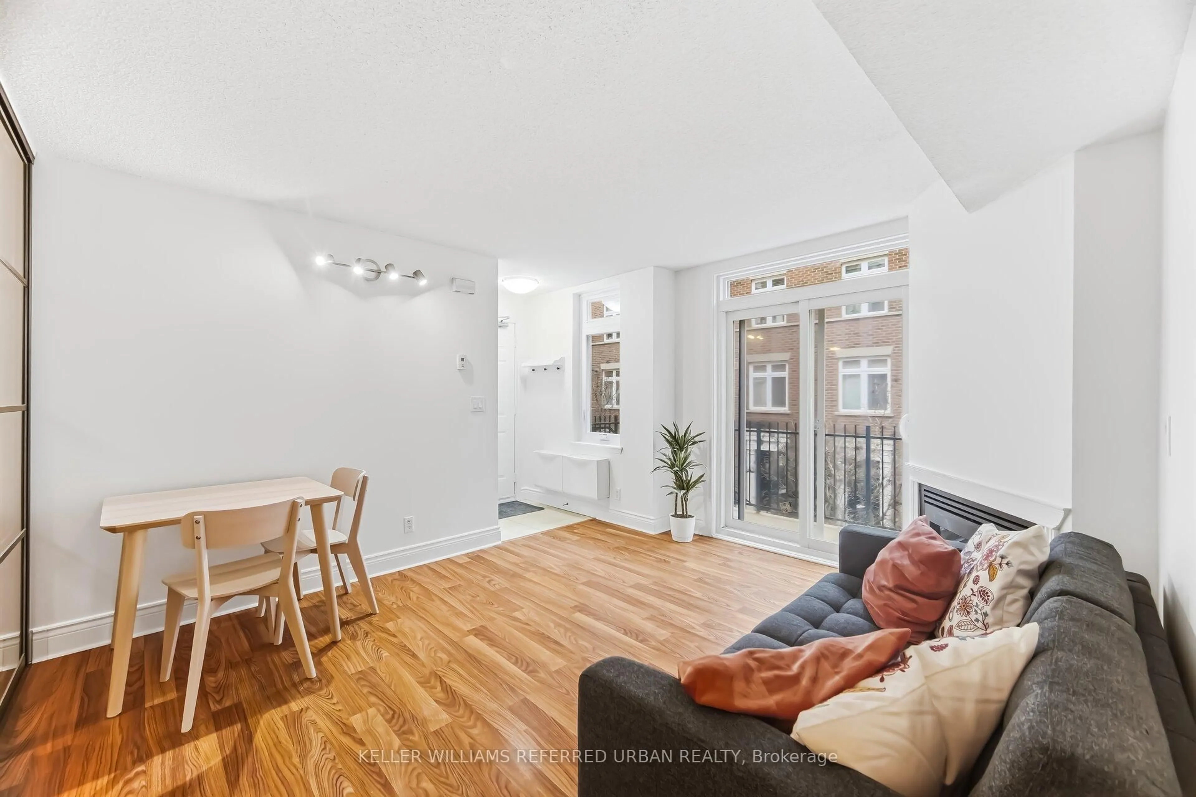 Living room with furniture, unknown for 83 Lillian St #25, Toronto Ontario M4S 2H7