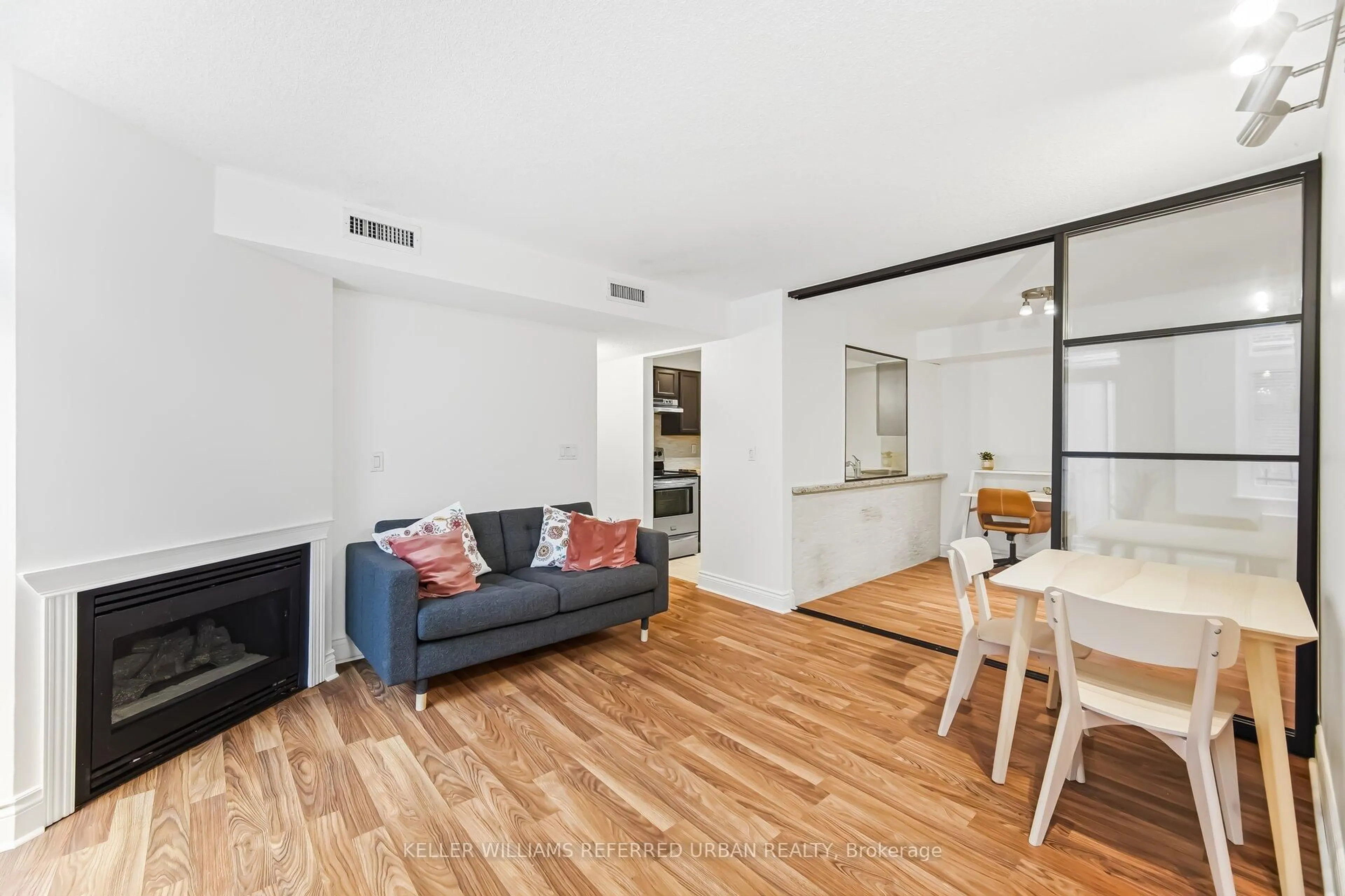 Living room with furniture, unknown for 83 Lillian St #25, Toronto Ontario M4S 2H7