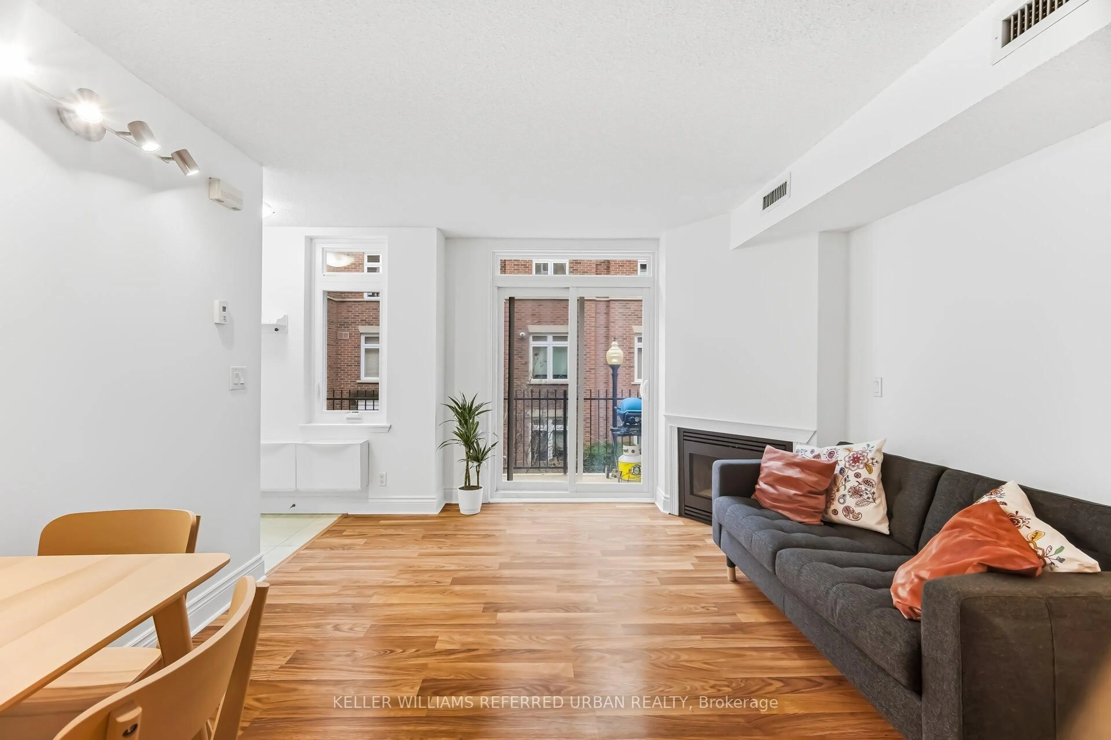 Living room with furniture, unknown for 83 Lillian St #25, Toronto Ontario M4S 2H7