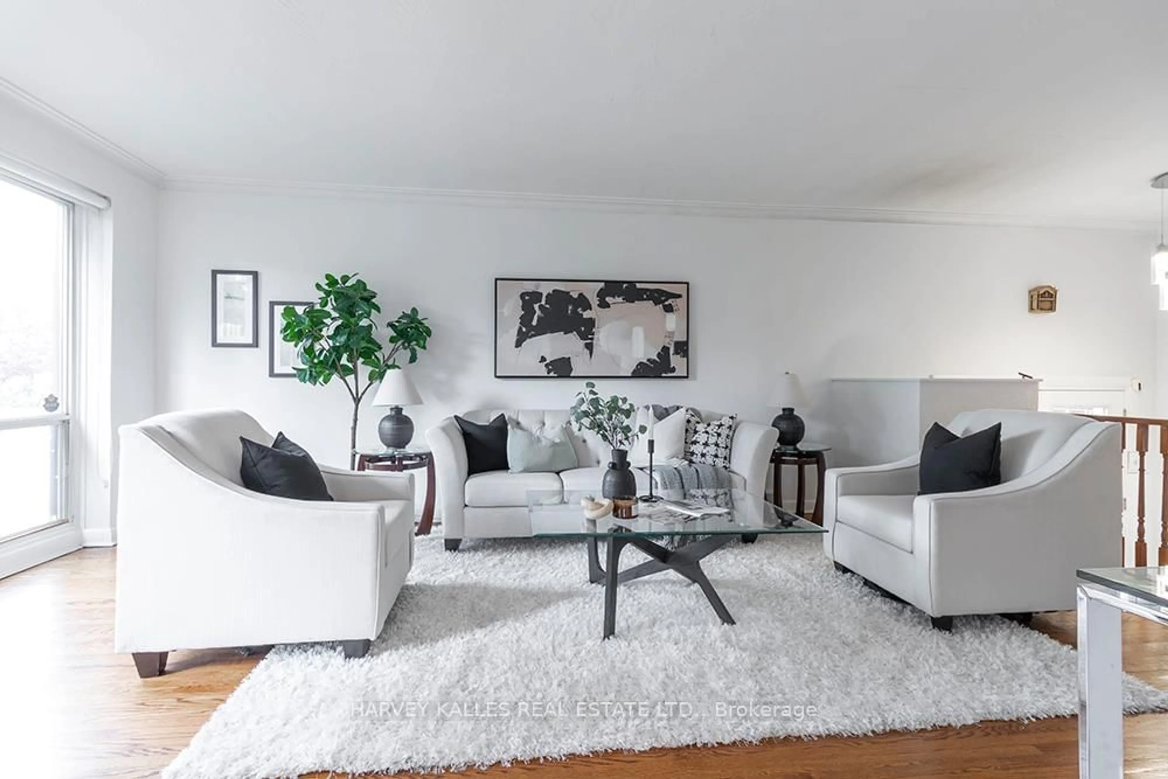 Living room with furniture, carpet floor for 135 Combe Ave, Toronto Ontario M3H 4K2