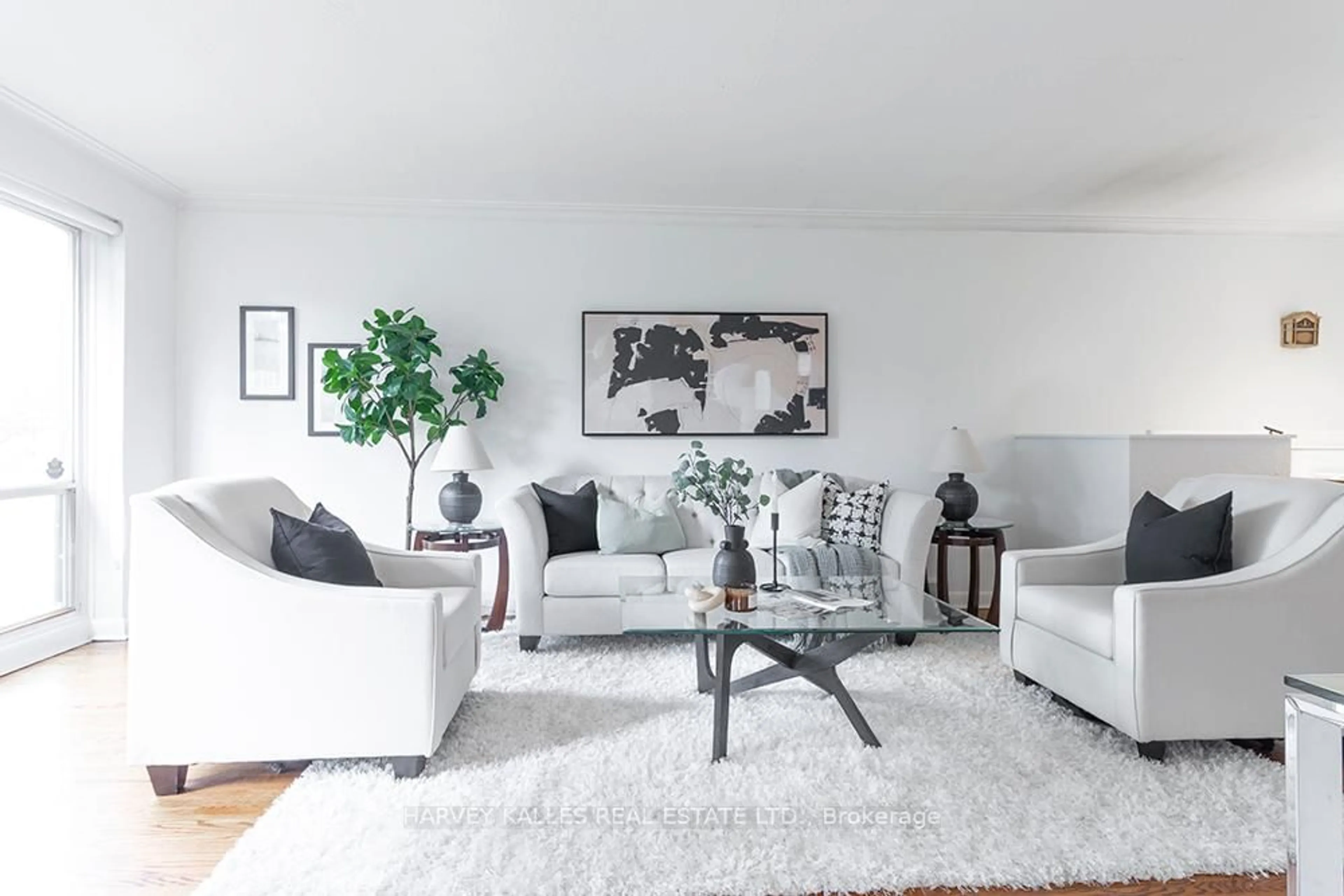 Living room with furniture, carpet floor for 135 Combe Ave, Toronto Ontario M3H 4K2