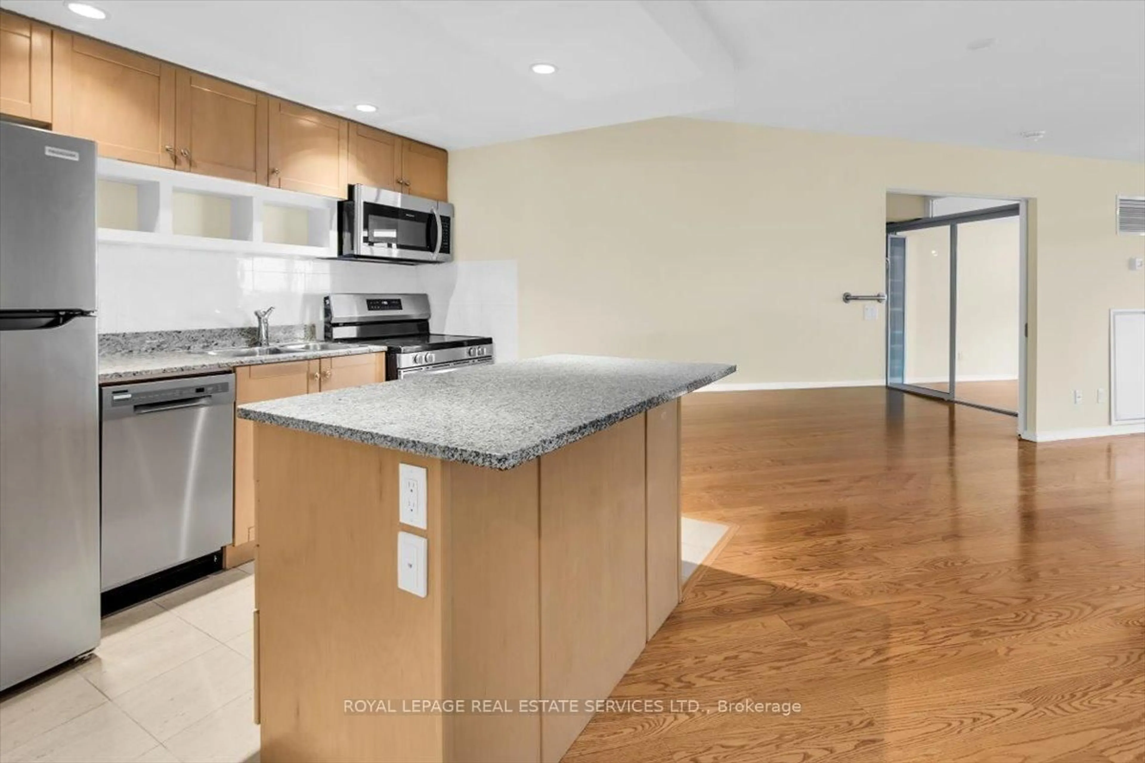 Unknown for 208 Queens Quay #1104, Toronto Ontario M5J 2Y5