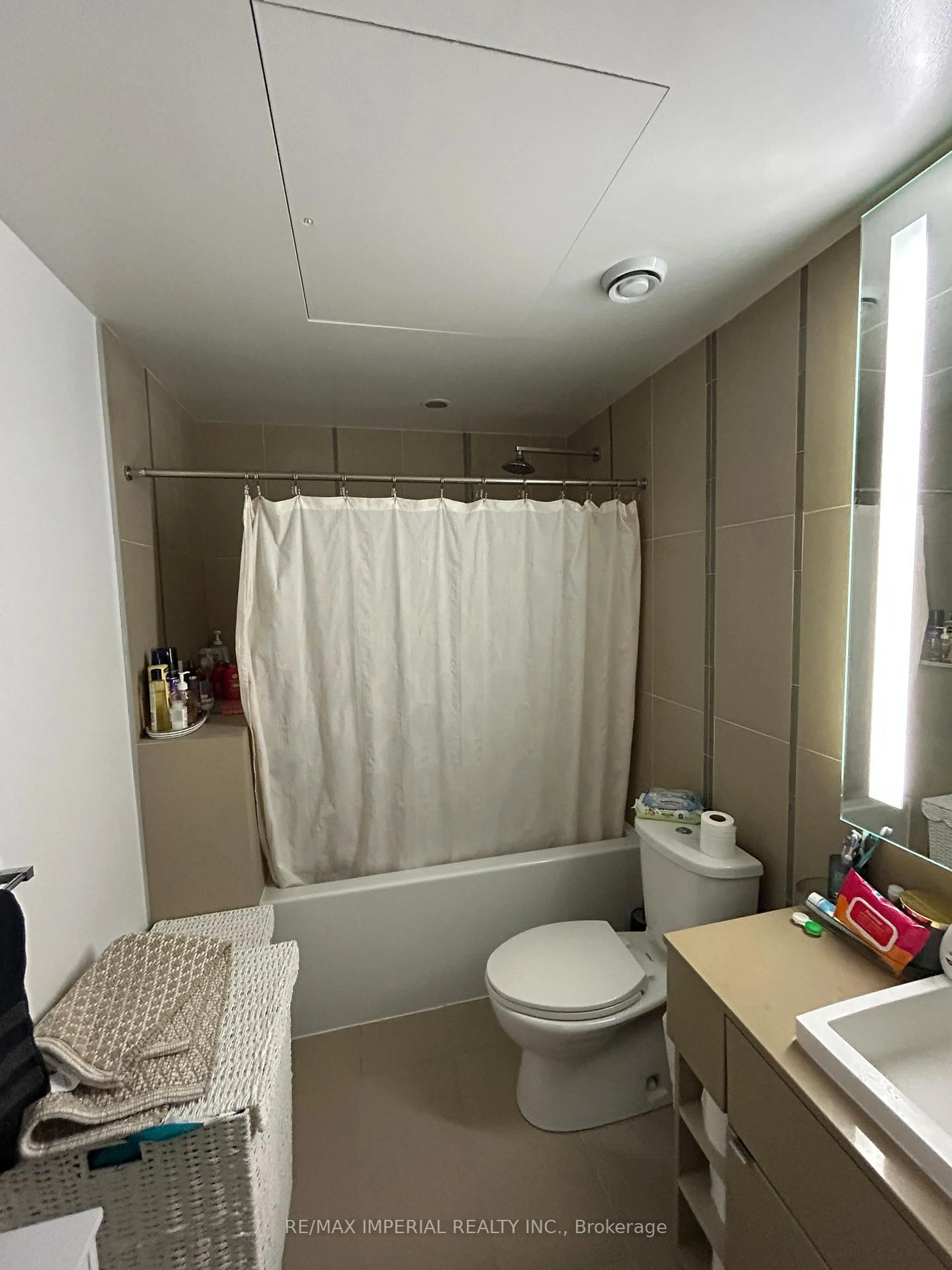 Standard bathroom, floor is not visible for 101 Peter St #2708, Toronto Ontario M5V 0G6
