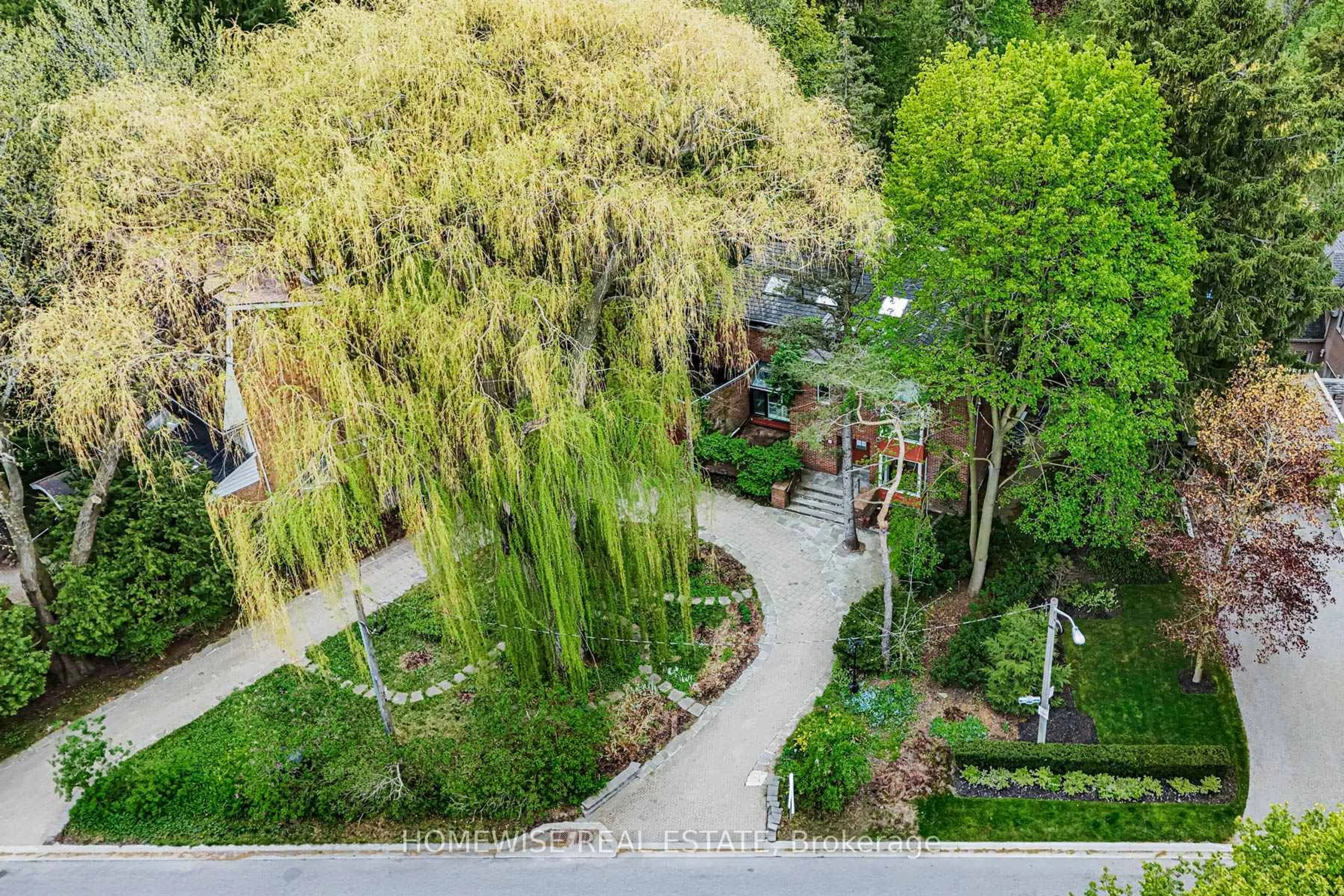 A pic from outside/outdoor area/front of a property/back of a property/a pic from drone, unknown for 40 Donino Ave, Toronto Ontario M4N 2W7