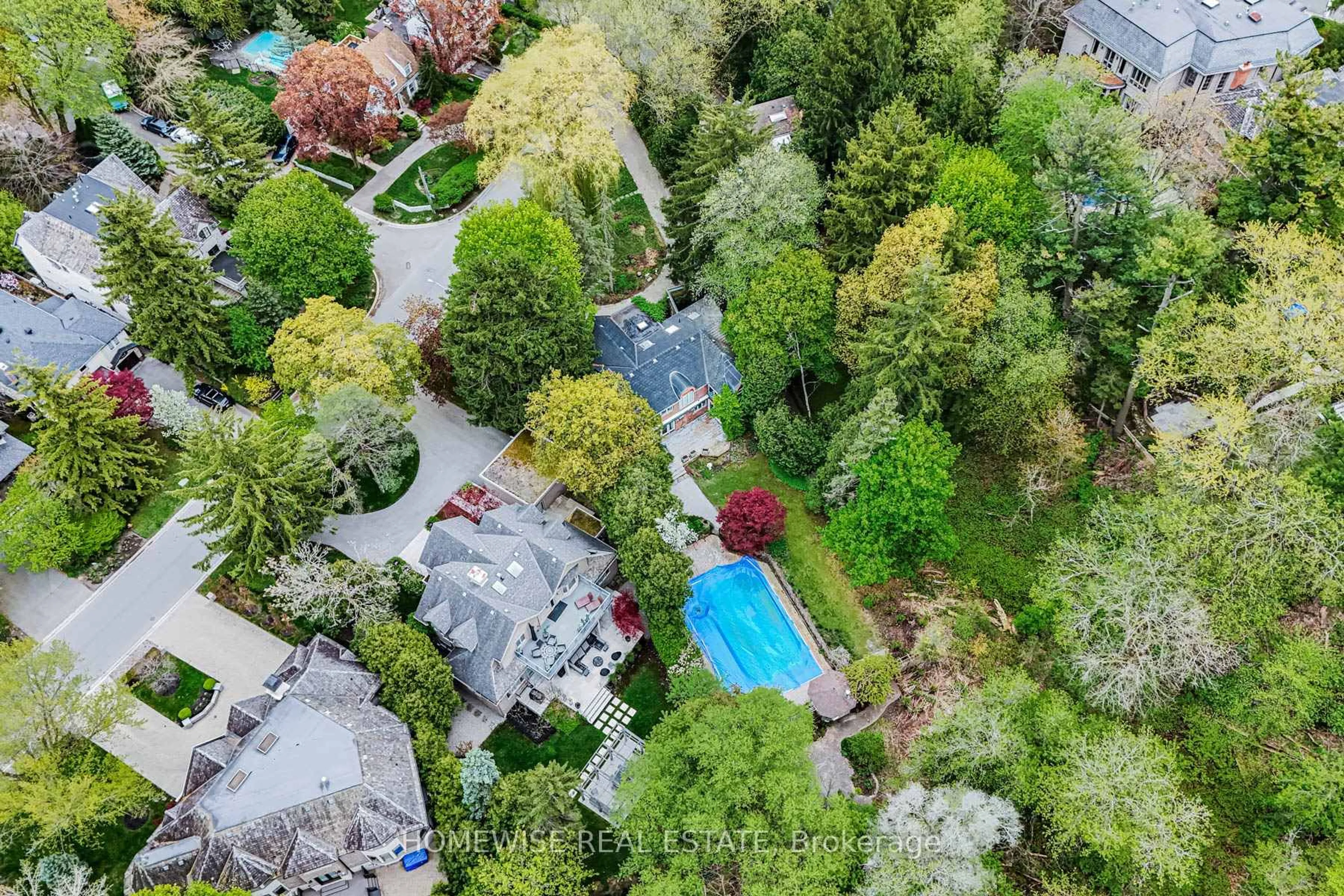 A pic from outside/outdoor area/front of a property/back of a property/a pic from drone, street for 40 Donino Ave, Toronto Ontario M4N 2W7