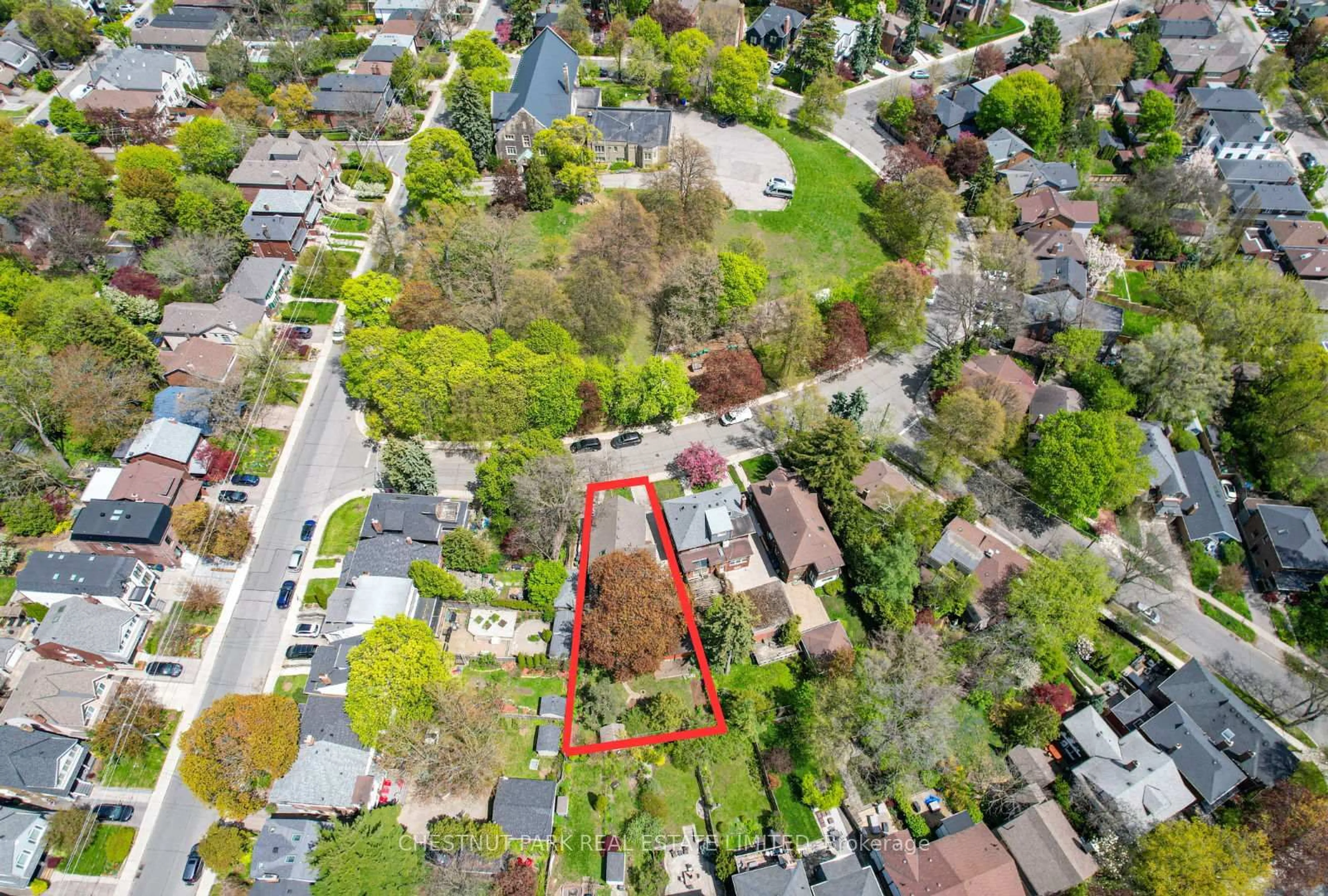 A pic from outside/outdoor area/front of a property/back of a property/a pic from drone, street for 14 Servington Cres, Toronto Ontario M4S 2J3