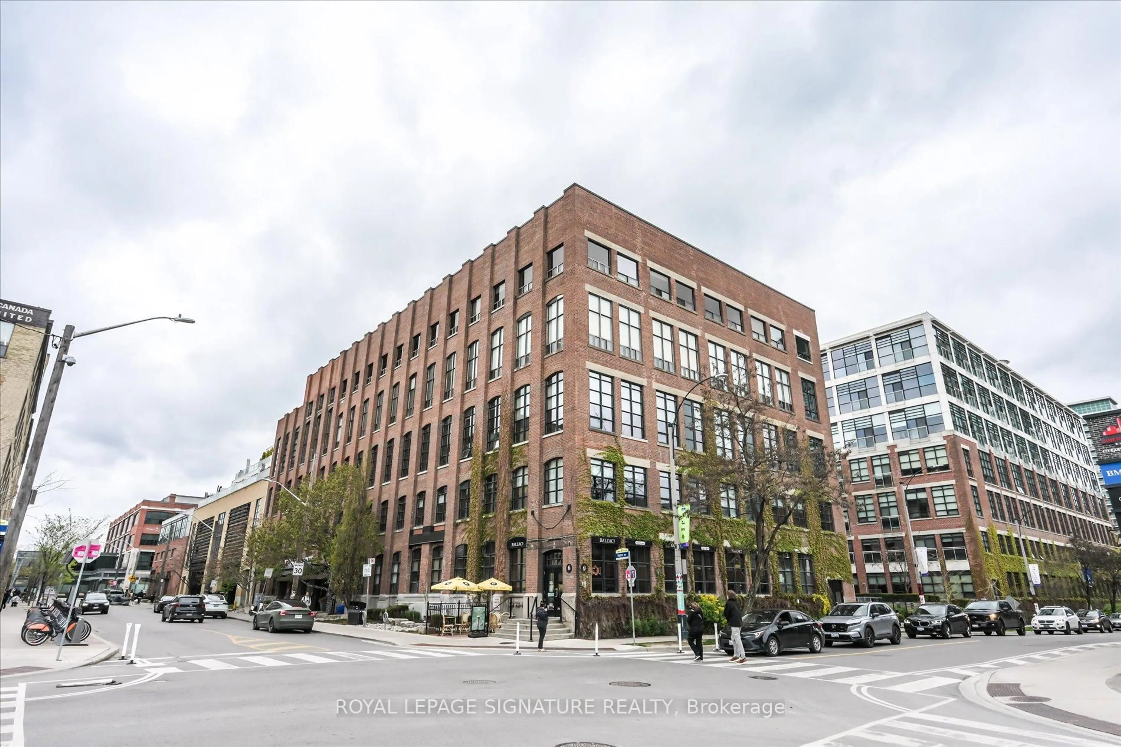 Patio, building for 43 Hanna Ave #618, Toronto Ontario M6K 1X1