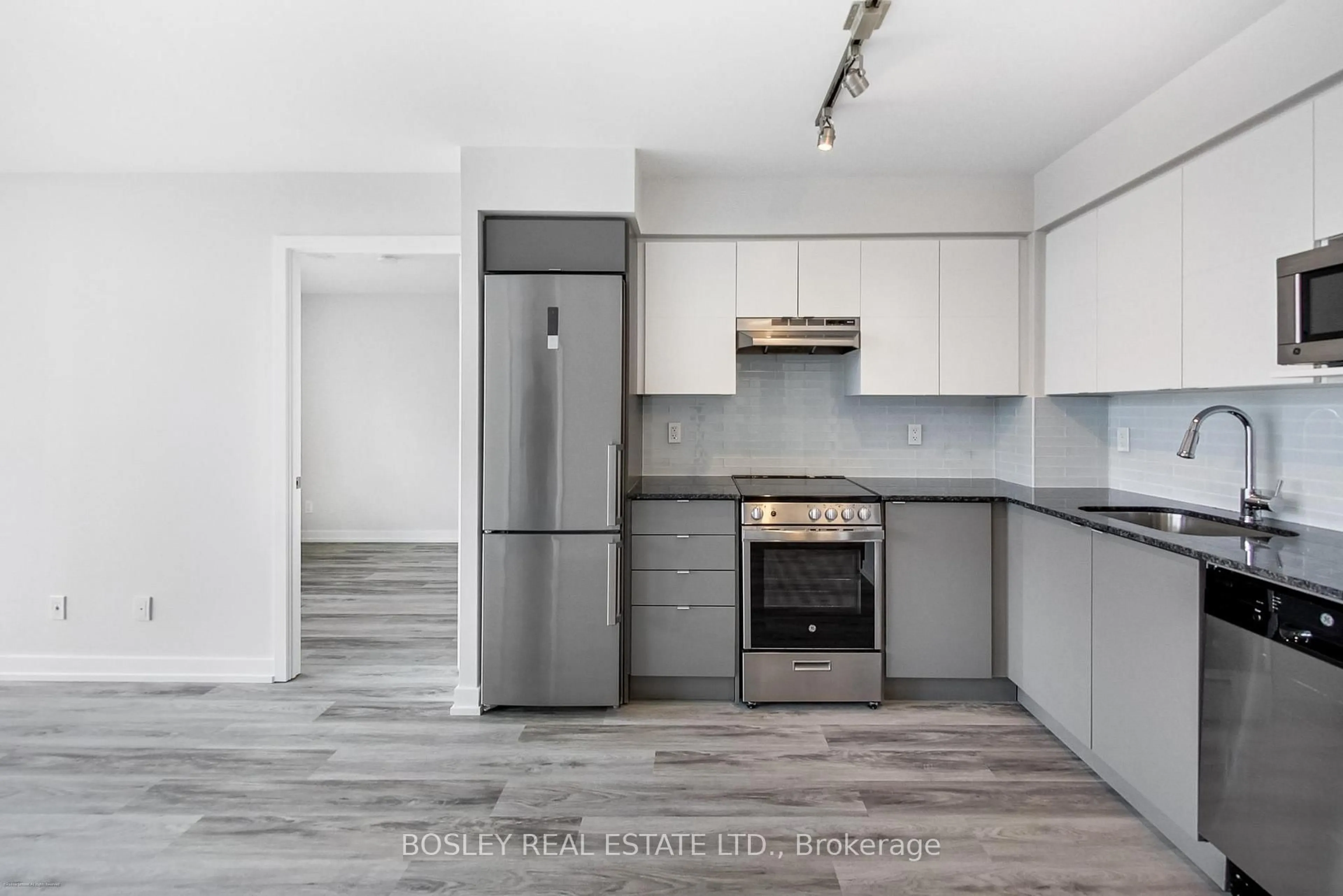 Standard kitchen, unknown for 120 Varna Dr #723, Toronto Ontario M6A 0B3