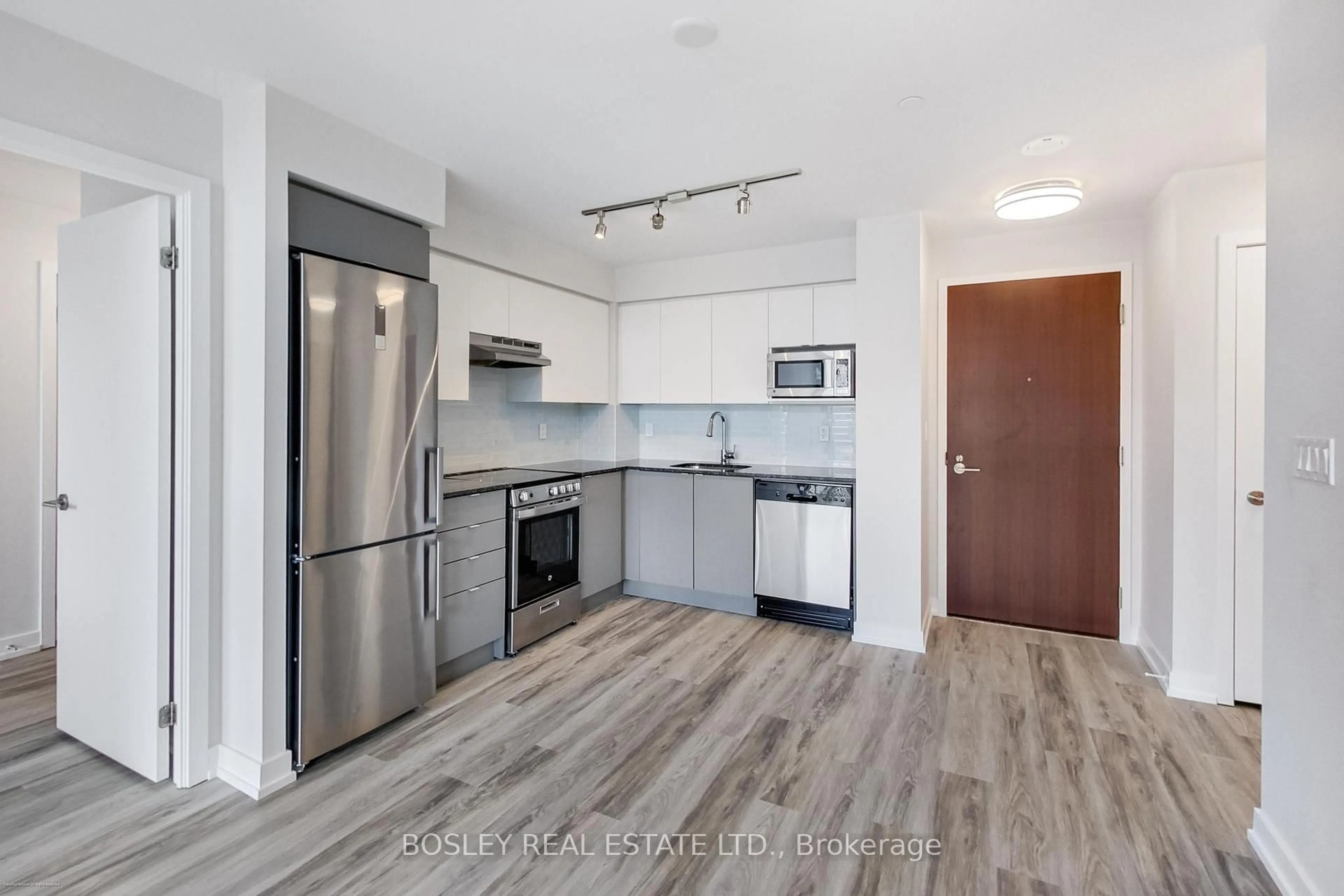 Standard kitchen, unknown for 120 Varna Dr #723, Toronto Ontario M6A 0B3