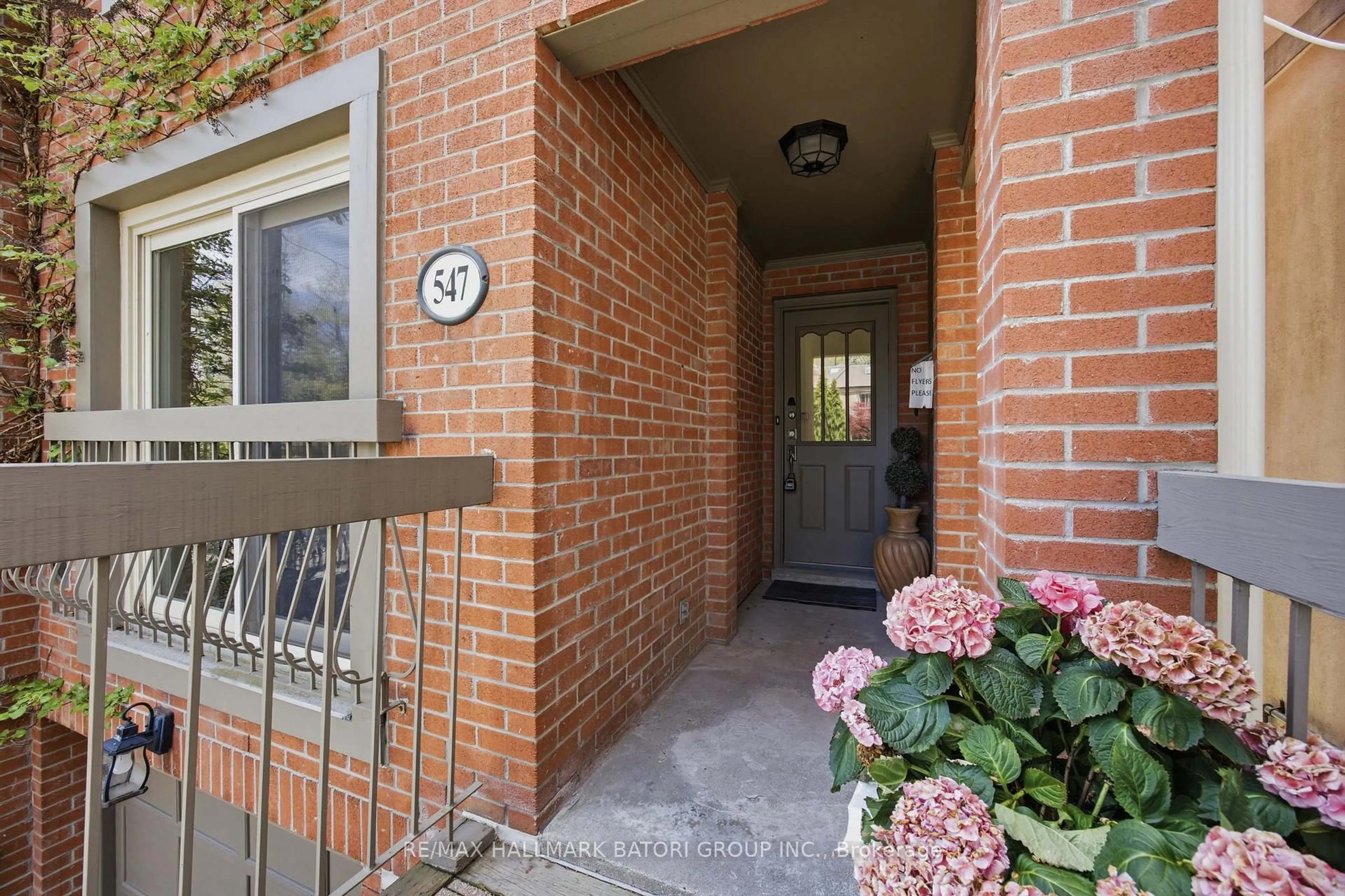 Indoor entryway for 547 Merton St, Toronto Ontario M4S 1B4
