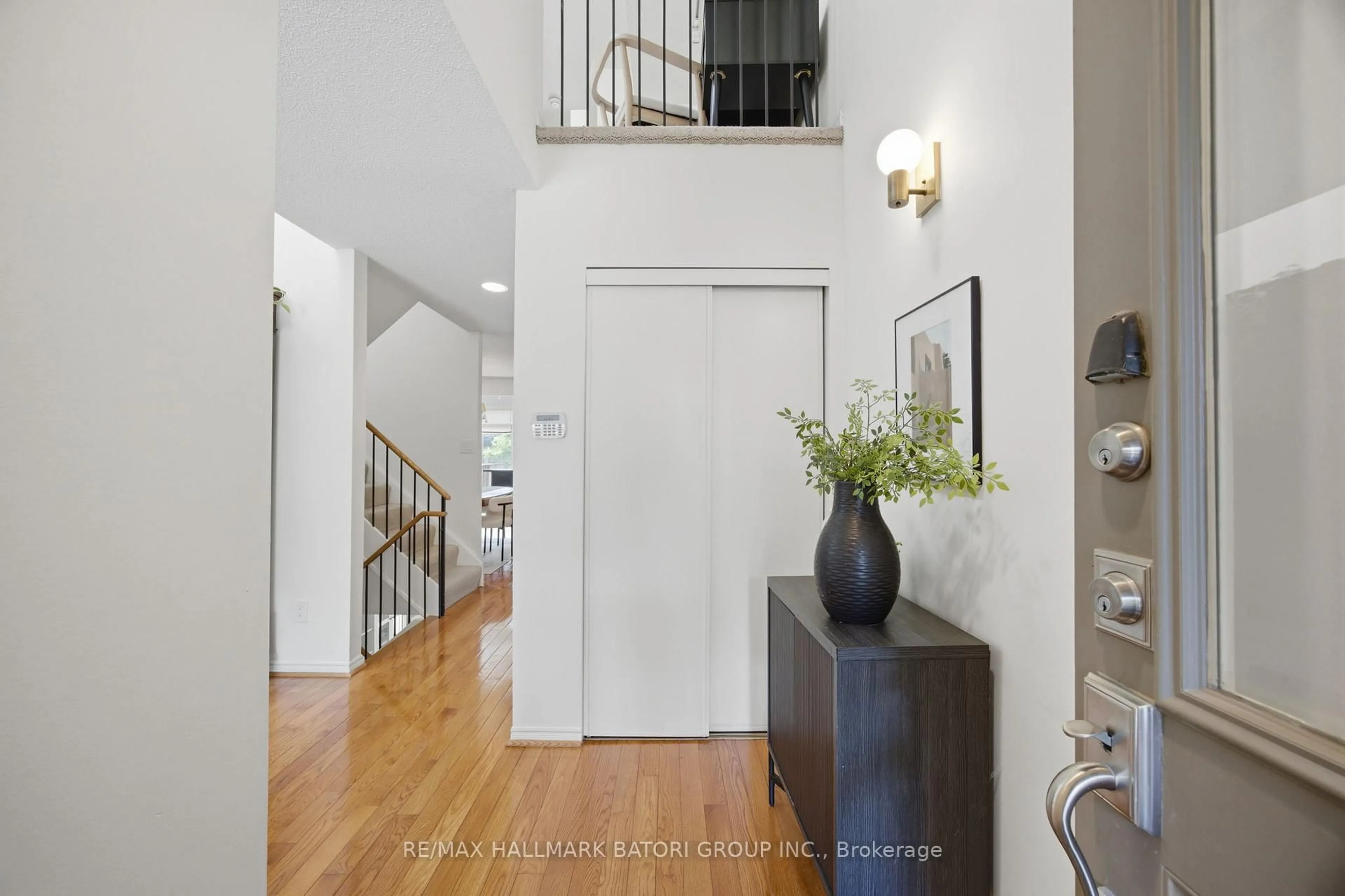 Indoor entryway for 547 Merton St, Toronto Ontario M4S 1B4