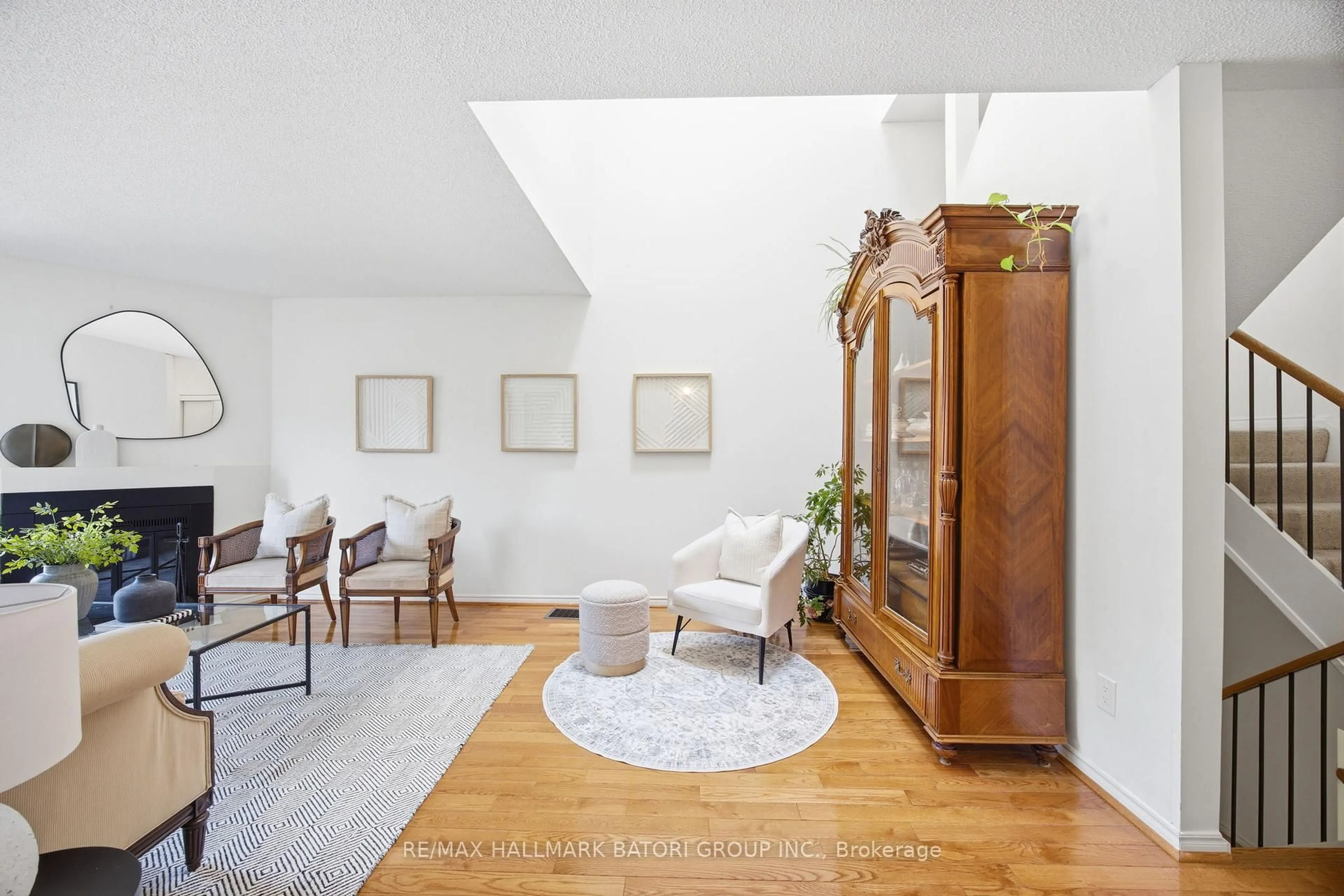 Indoor foyer for 547 Merton St, Toronto Ontario M4S 1B4
